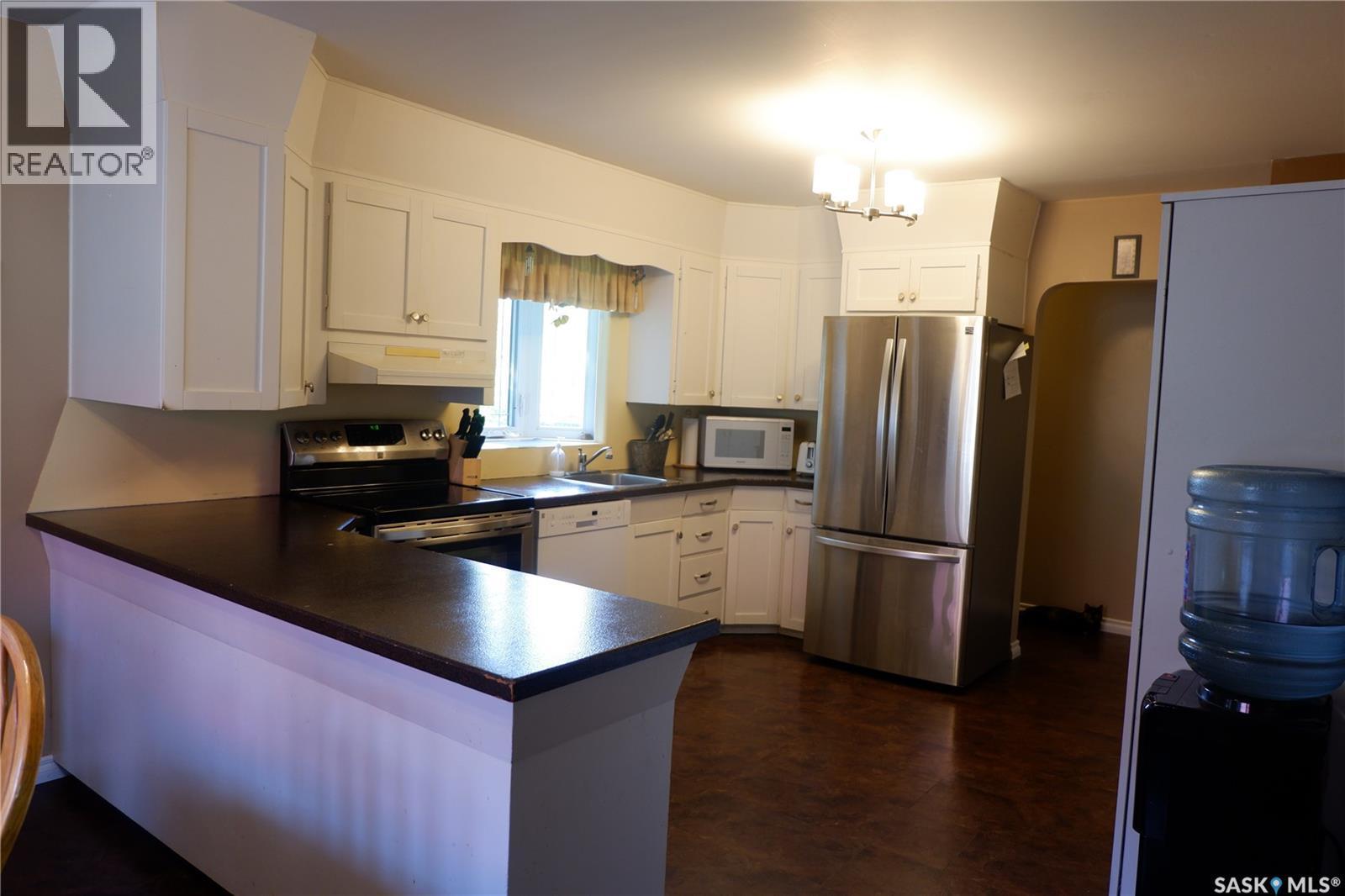 314 Columbus Drive, Rockglen, SK - Indoor Photo Showing Kitchen With Double Sink