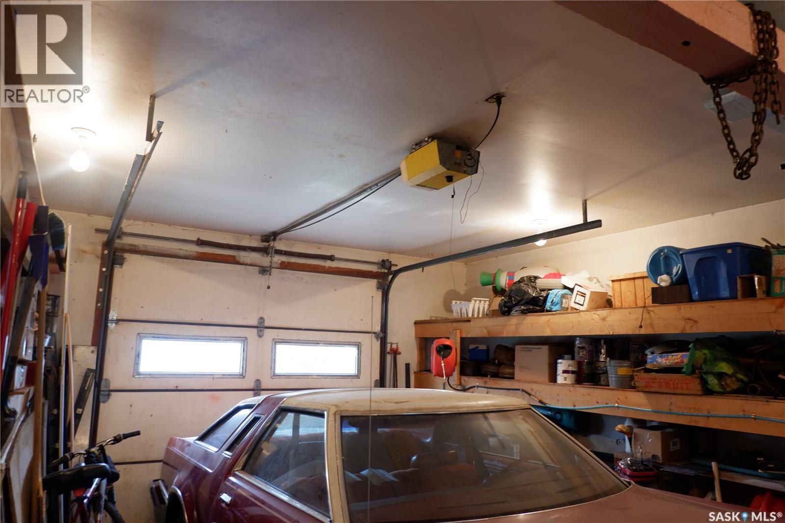 314 Columbus Drive, Rockglen, SK - Indoor Photo Showing Garage