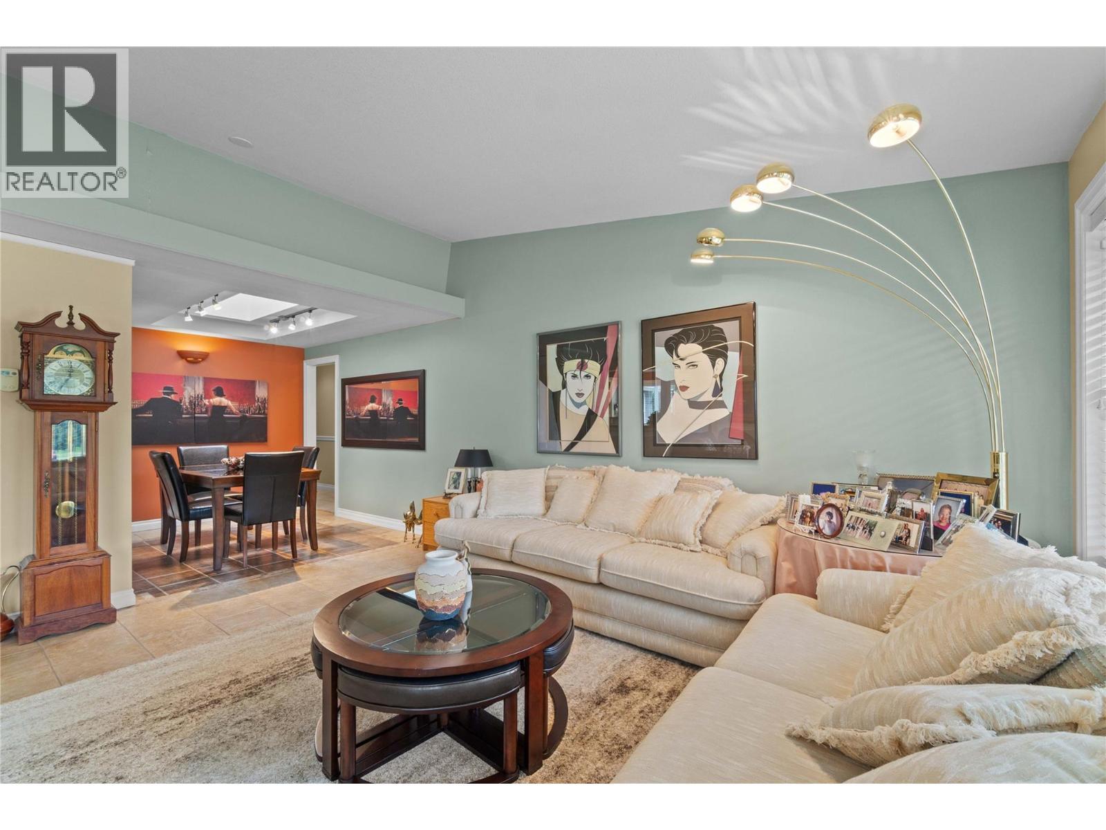 2552 Golf View Crescent, Blind Bay, BC - Indoor Photo Showing Living Room