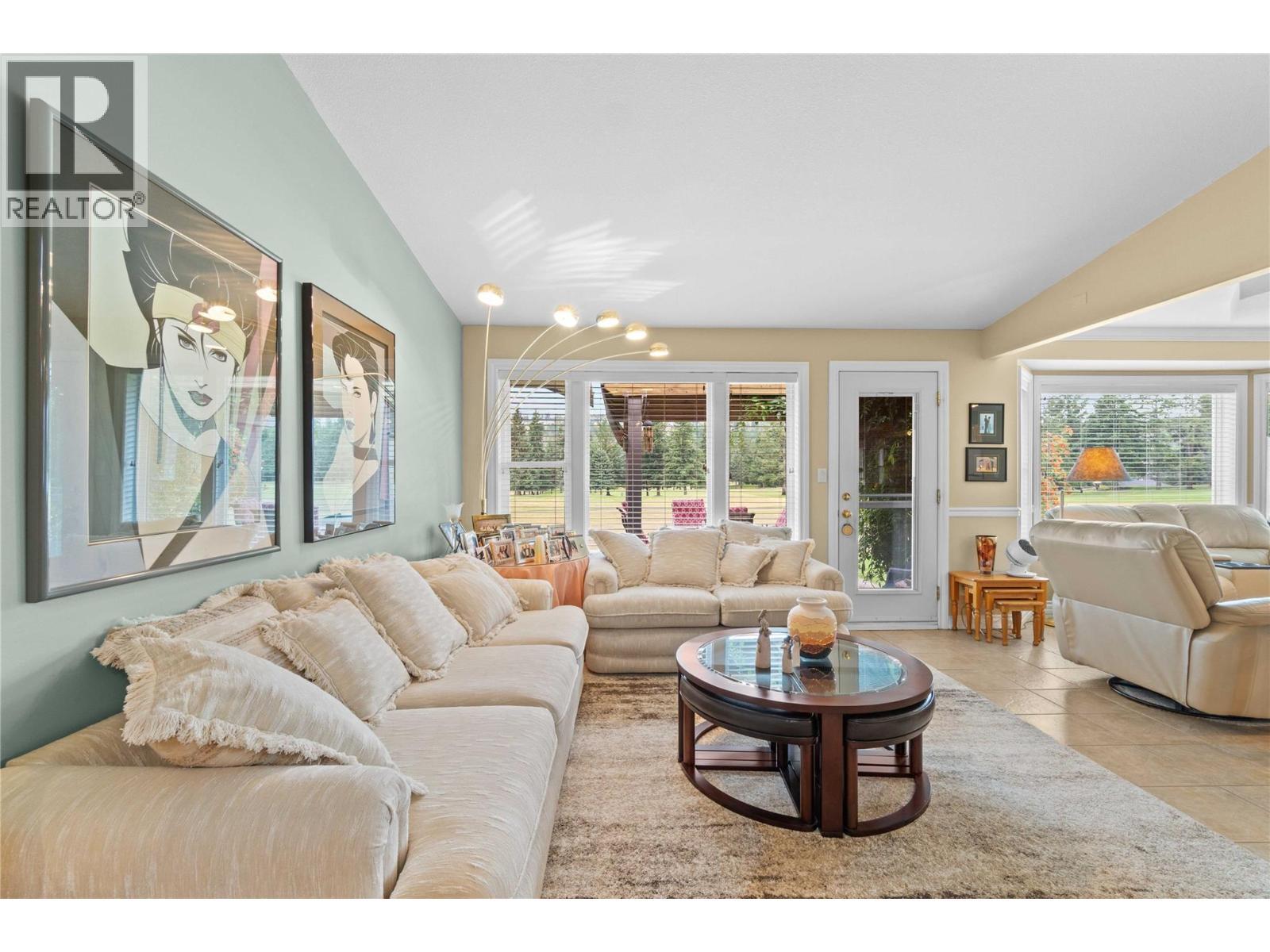 2552 Golf View Crescent, Blind Bay, BC - Indoor Photo Showing Living Room