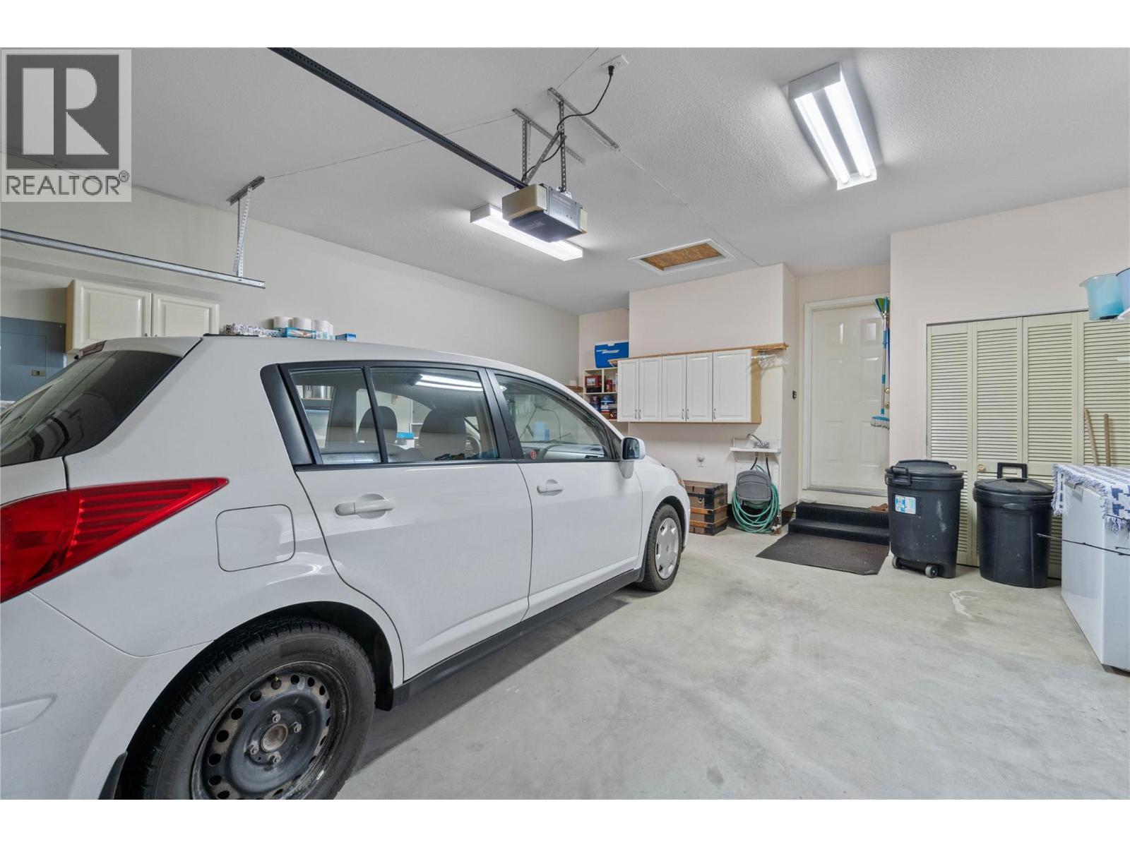 2552 Golf View Crescent, Blind Bay, BC - Indoor Photo Showing Garage