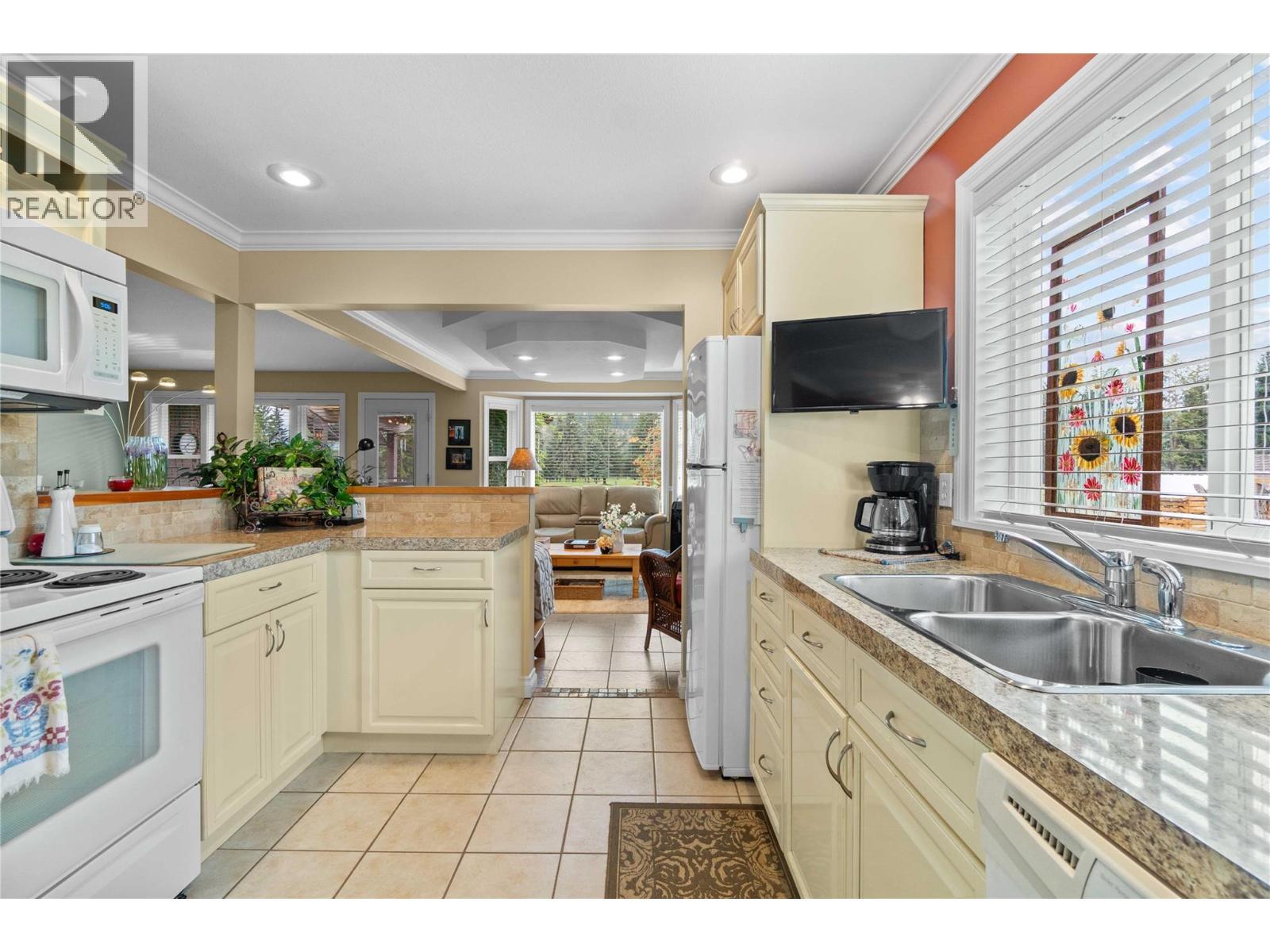 2552 Golf View Crescent, Blind Bay, BC - Indoor Photo Showing Kitchen With Double Sink