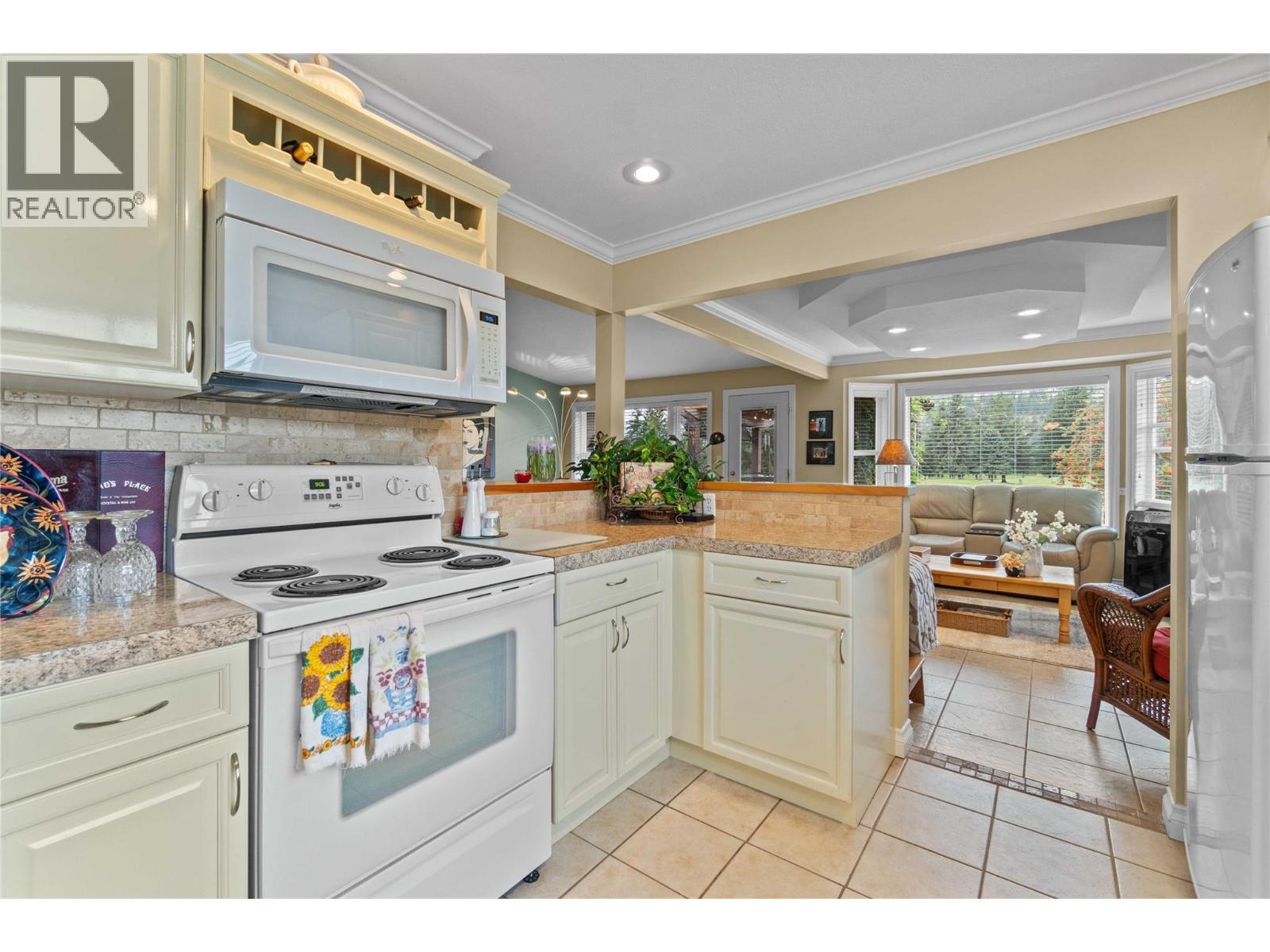 2552 Golf View Crescent, Blind Bay, BC - Indoor Photo Showing Kitchen