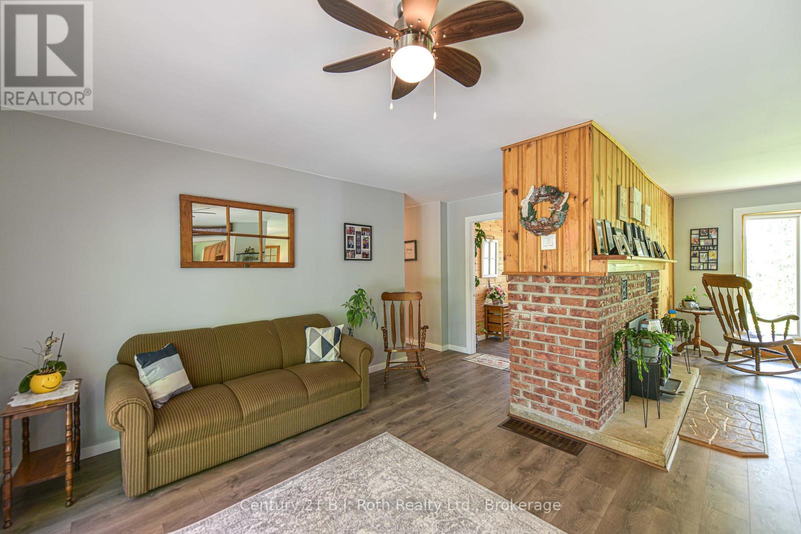 1579 Wainman Line, Severn, ON - Indoor Photo Showing Living Room