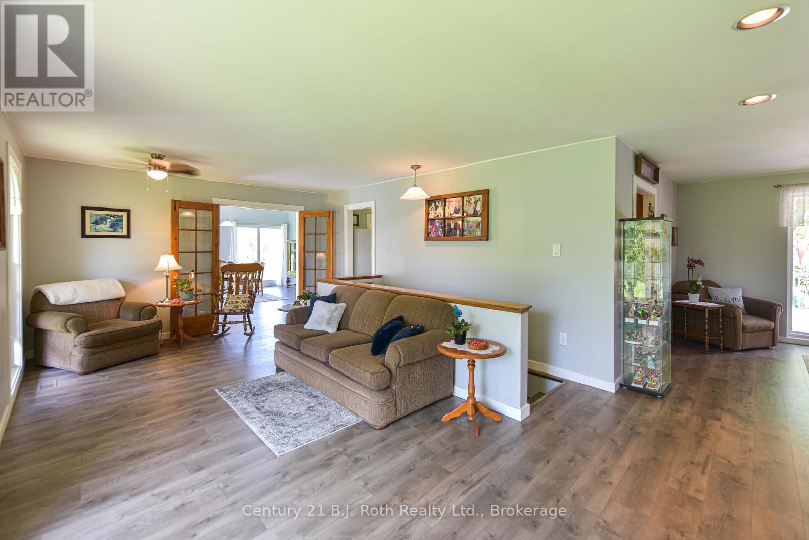 1579 Wainman Line, Severn, ON - Indoor Photo Showing Living Room