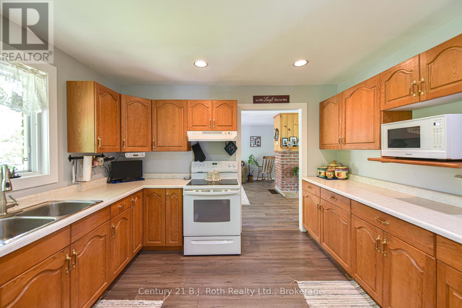 1579 Wainman Line, Severn, ON - Indoor Photo Showing Kitchen With Double Sink