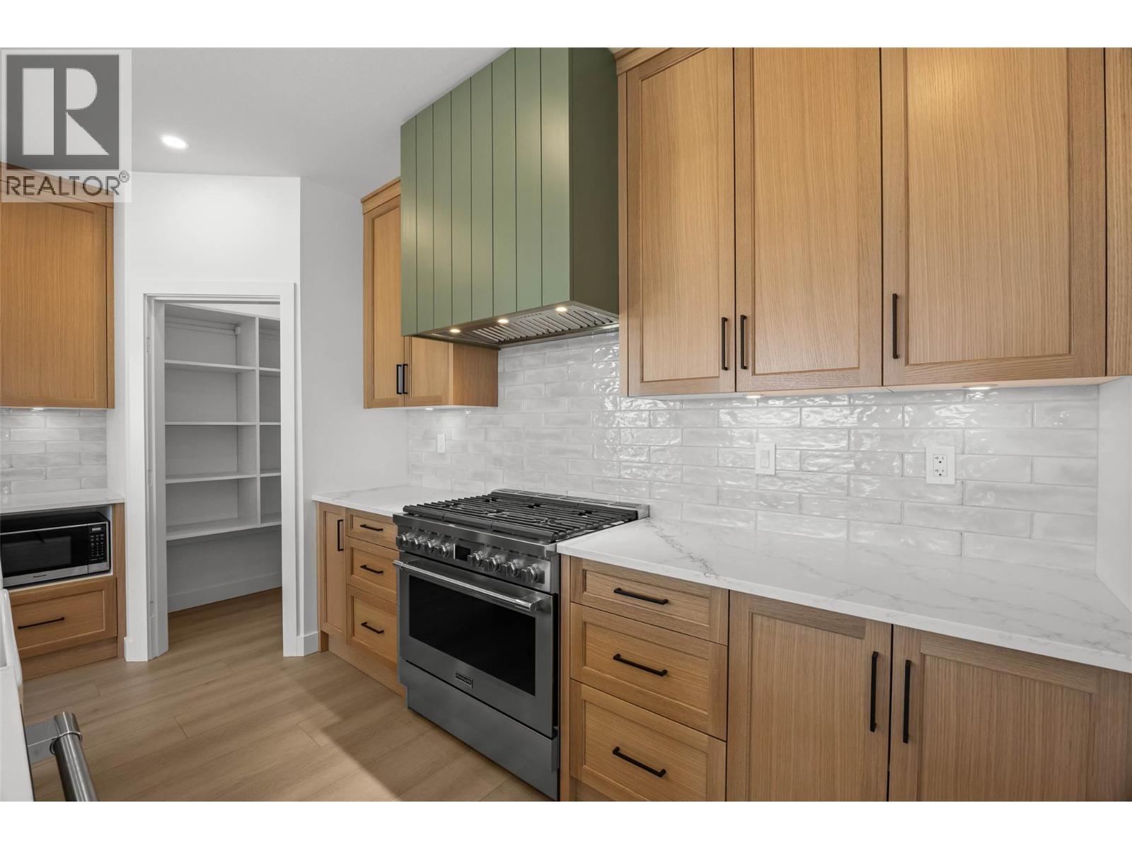 1298 Brechin Place, Kamloops, BC - Indoor Photo Showing Kitchen With Upgraded Kitchen