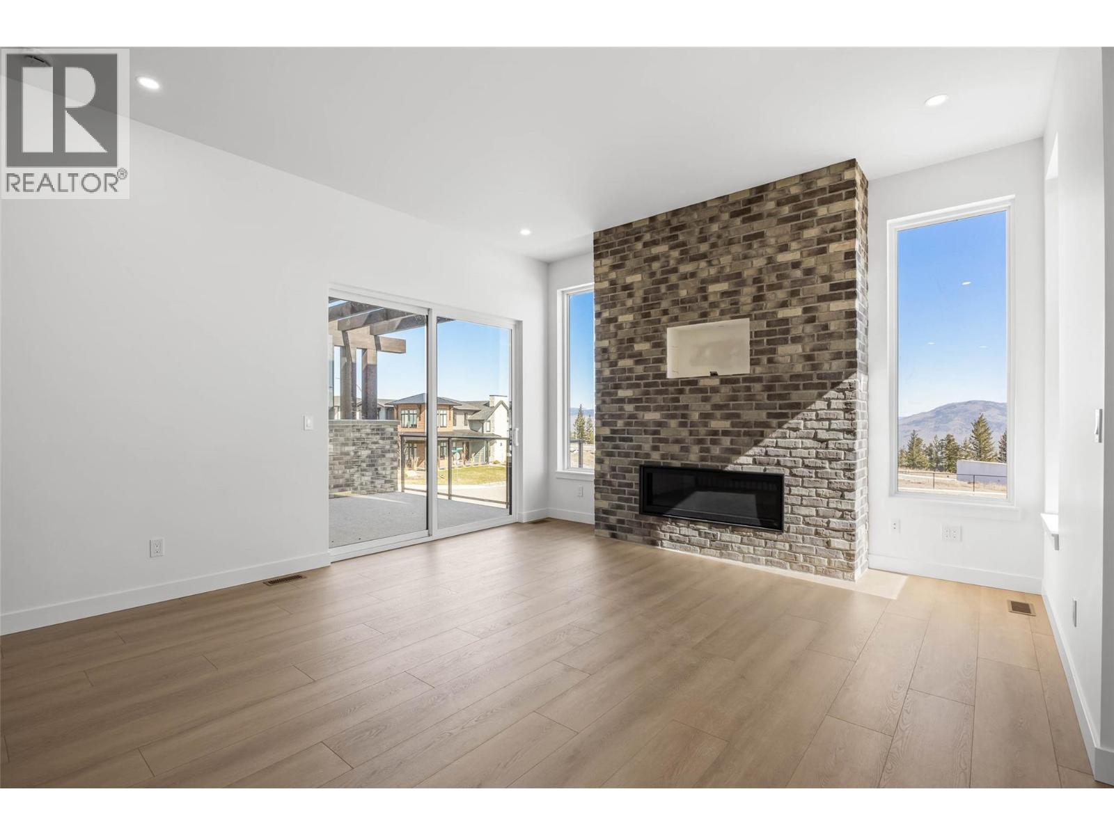 1298 Brechin Place, Kamloops, BC - Indoor Photo Showing Living Room With Fireplace