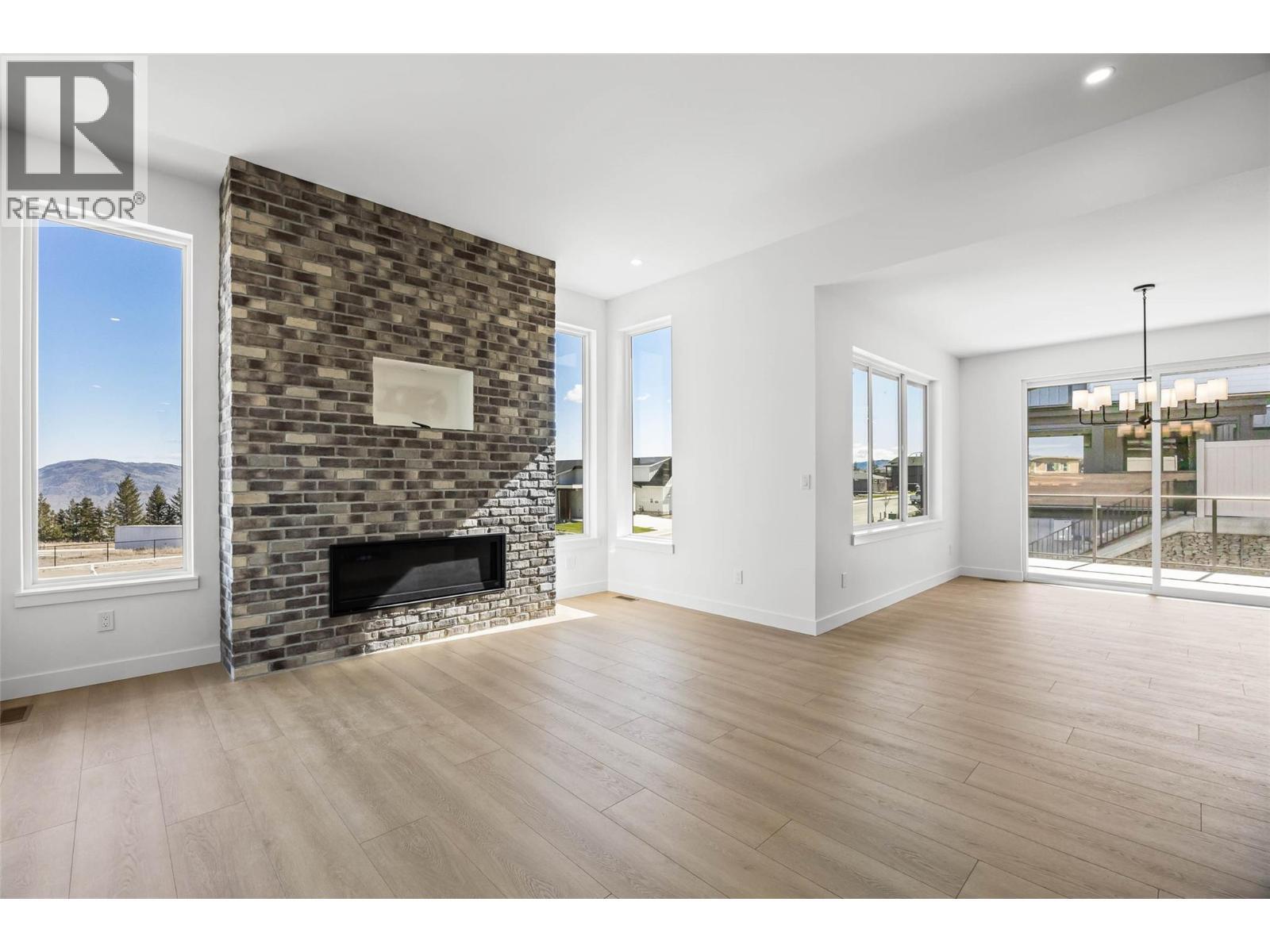 1298 Brechin Place, Kamloops, BC - Indoor Photo Showing Living Room With Fireplace