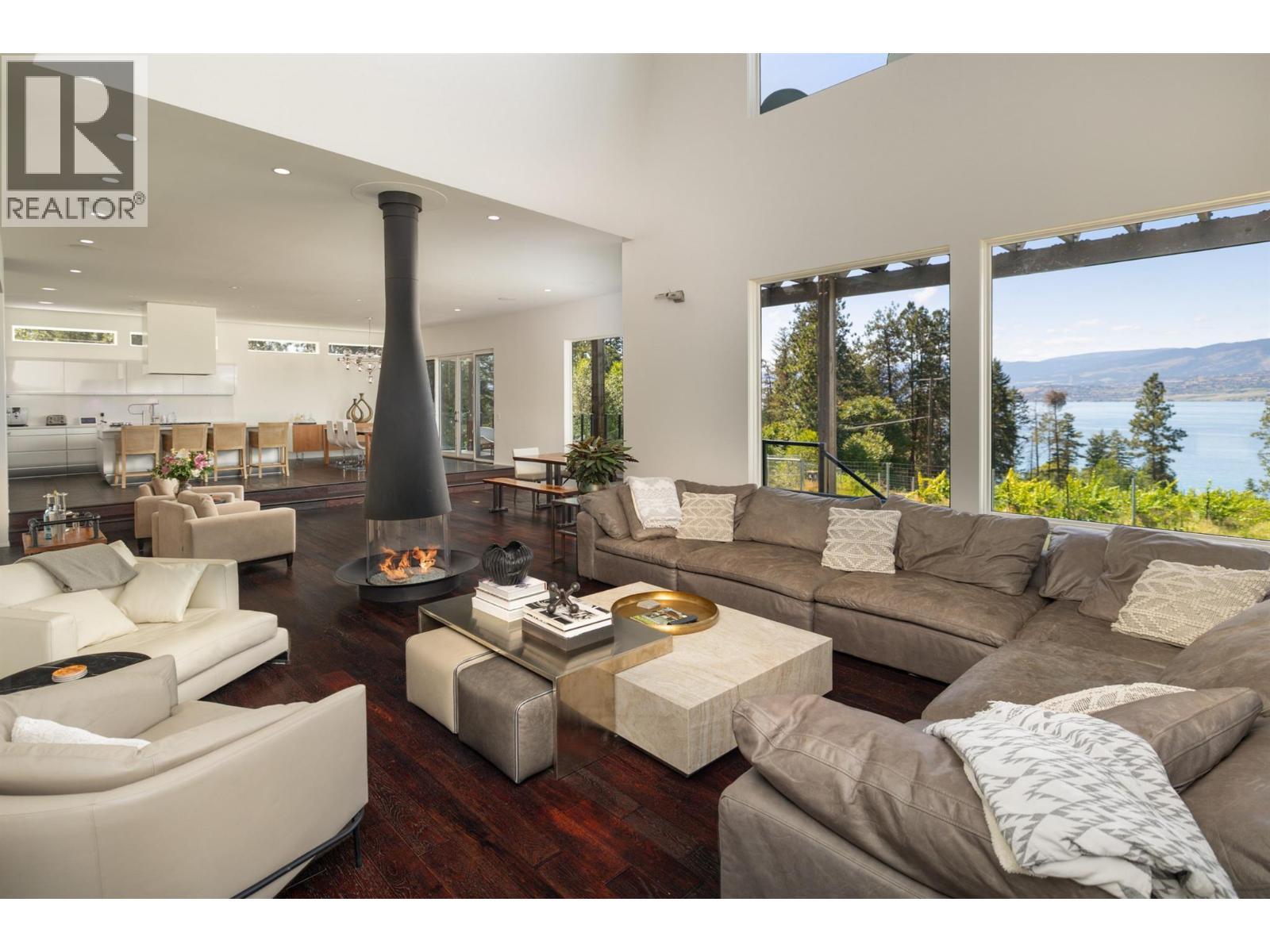 4840 Lakeshore Road, Kelowna, BC - Indoor Photo Showing Living Room