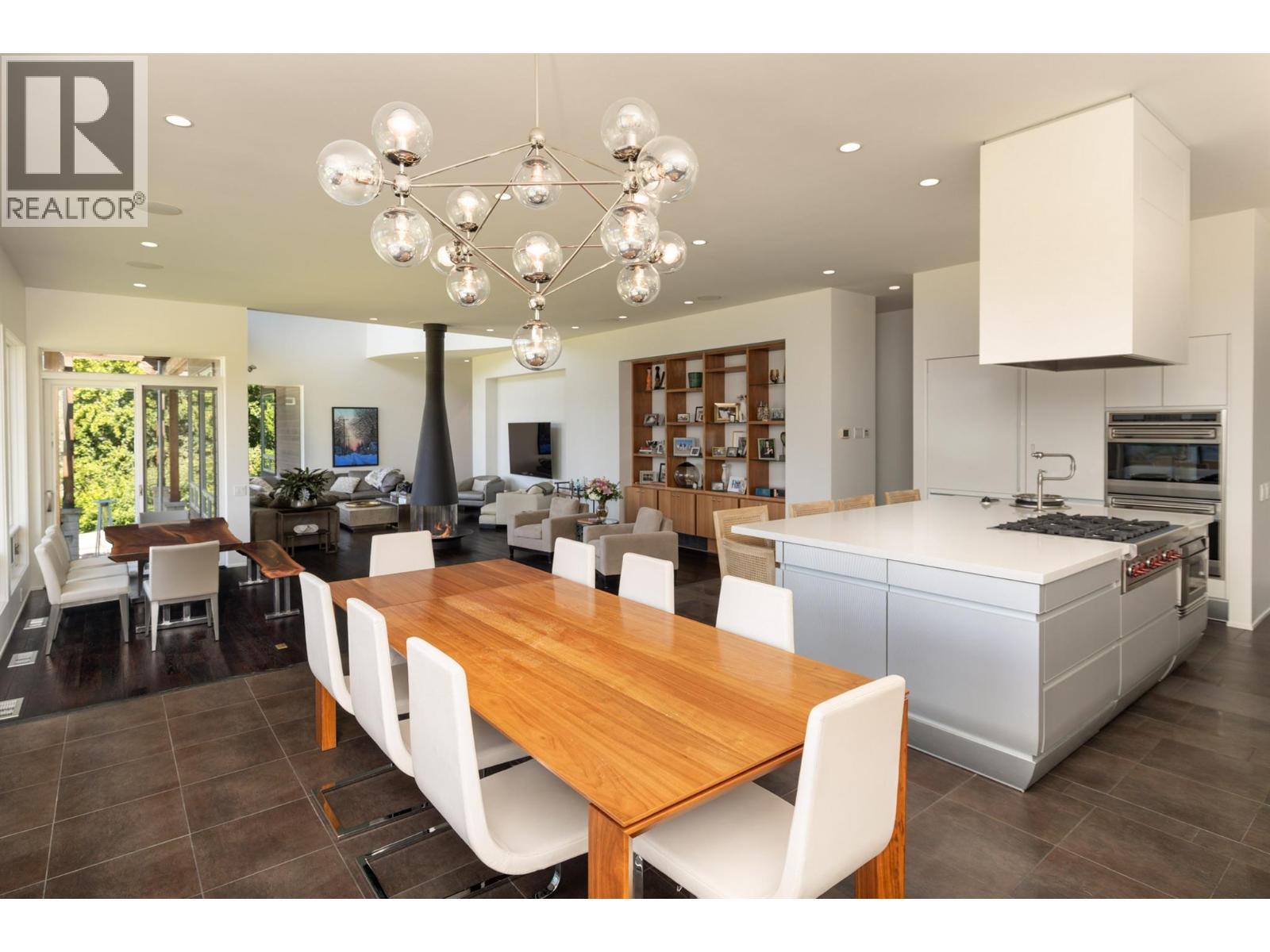 4840 Lakeshore Road, Kelowna, BC - Indoor Photo Showing Dining Room