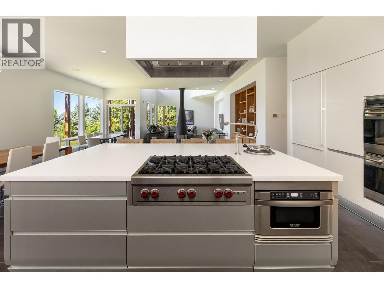 4840 Lakeshore Road, Kelowna, BC - Indoor Photo Showing Kitchen
