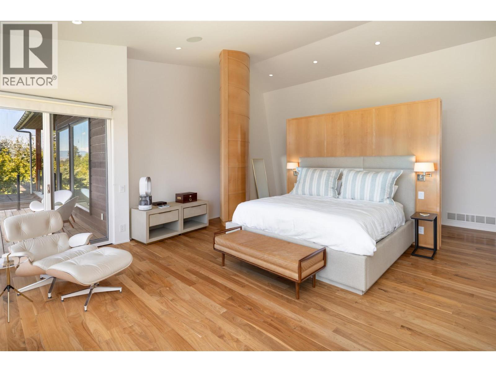 4840 Lakeshore Road, Kelowna, BC - Indoor Photo Showing Bedroom