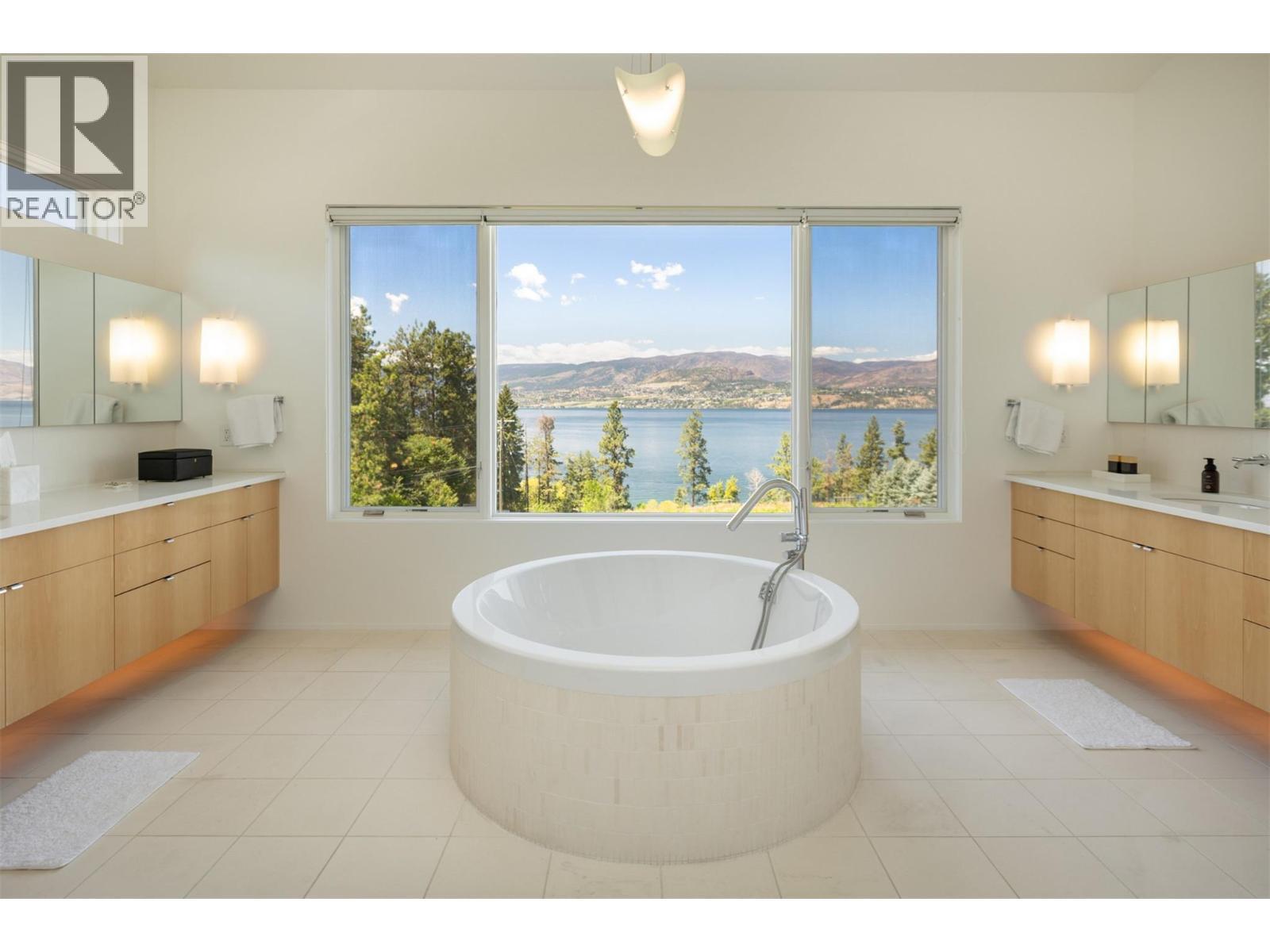 4840 Lakeshore Road, Kelowna, BC - Indoor Photo Showing Bathroom