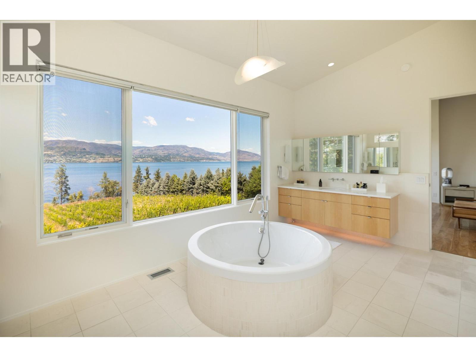 4840 Lakeshore Road, Kelowna, BC - Indoor Photo Showing Bathroom
