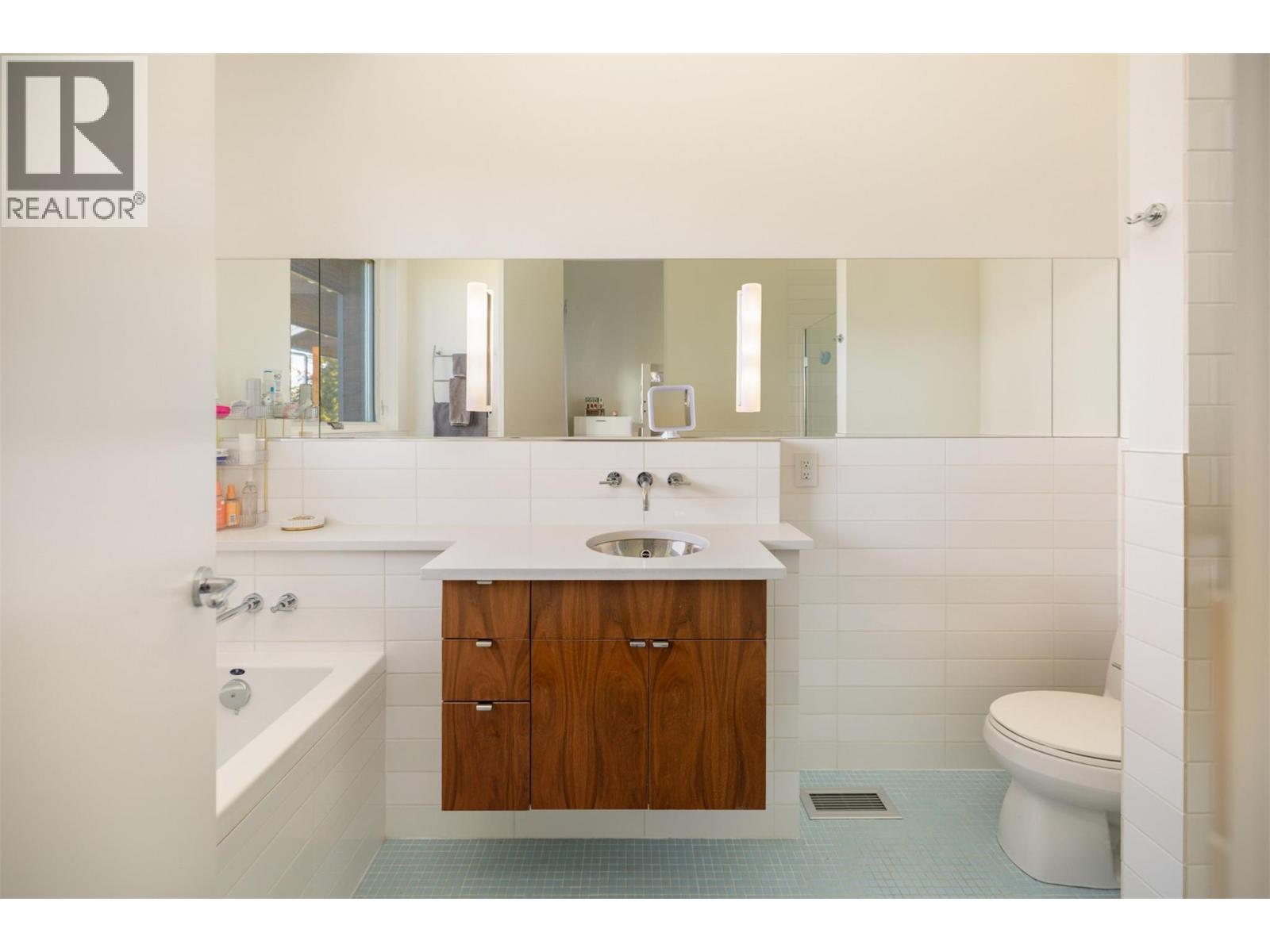 4840 Lakeshore Road, Kelowna, BC - Indoor Photo Showing Bathroom