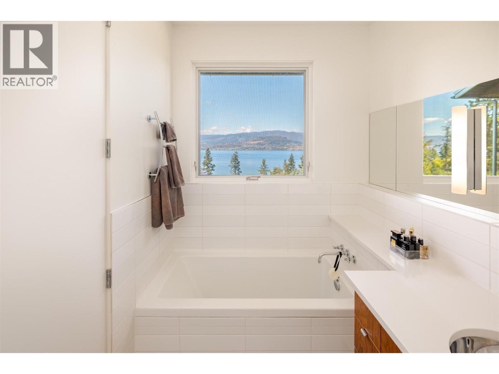 4840 Lakeshore Road, Kelowna, BC - Indoor Photo Showing Bathroom