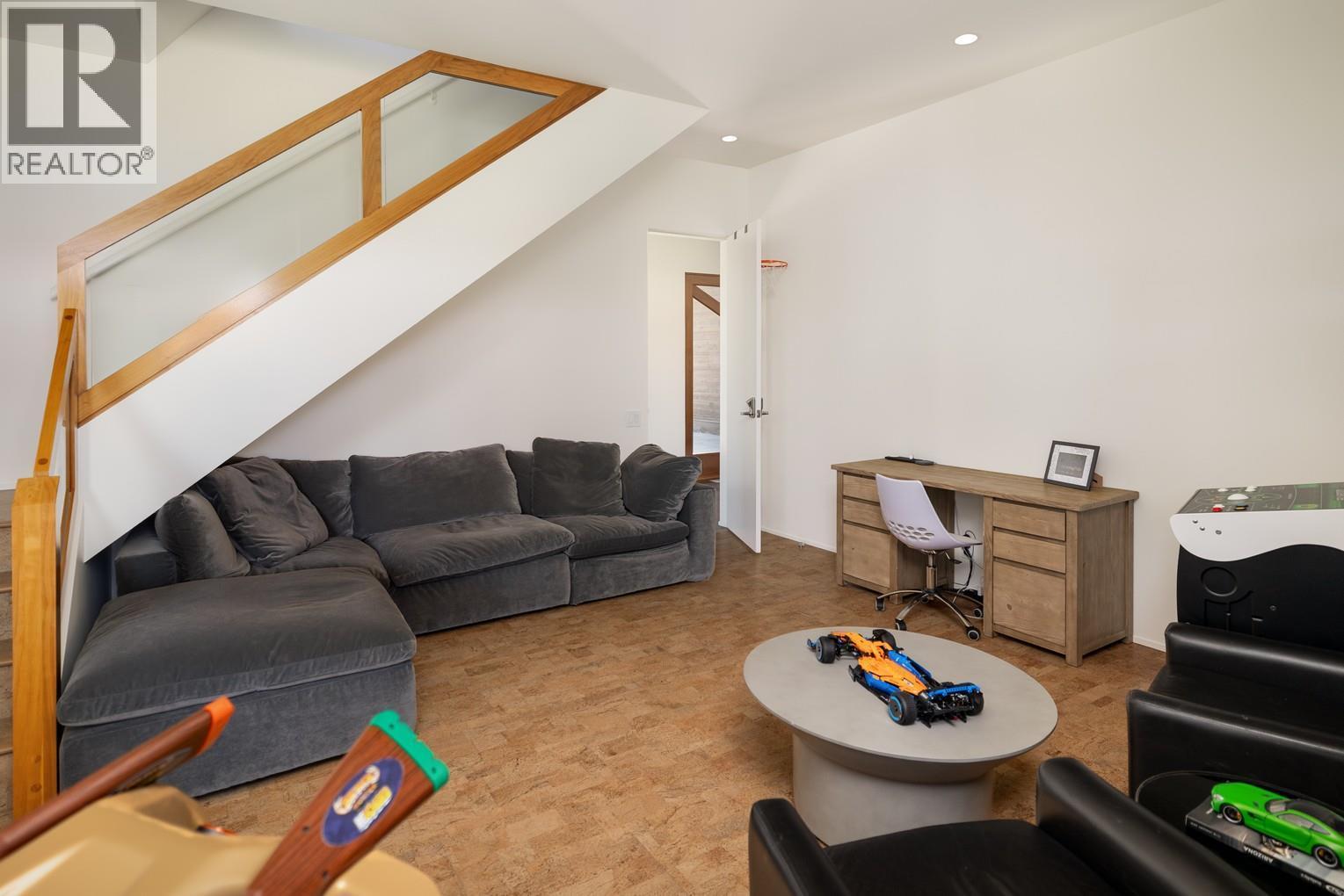4840 Lakeshore Road, Kelowna, BC - Indoor Photo Showing Living Room