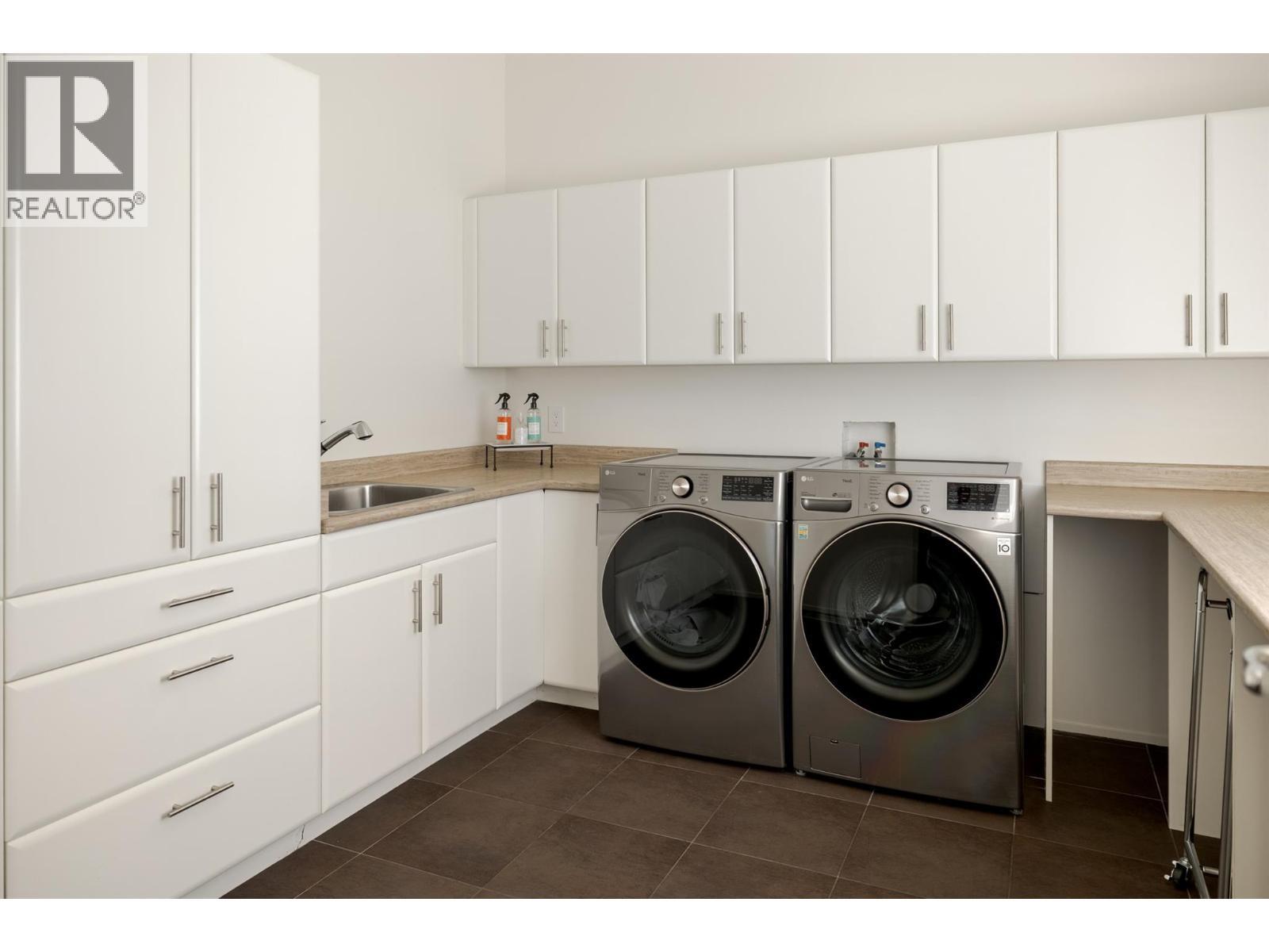 4840 Lakeshore Road, Kelowna, BC - Indoor Photo Showing Laundry Room