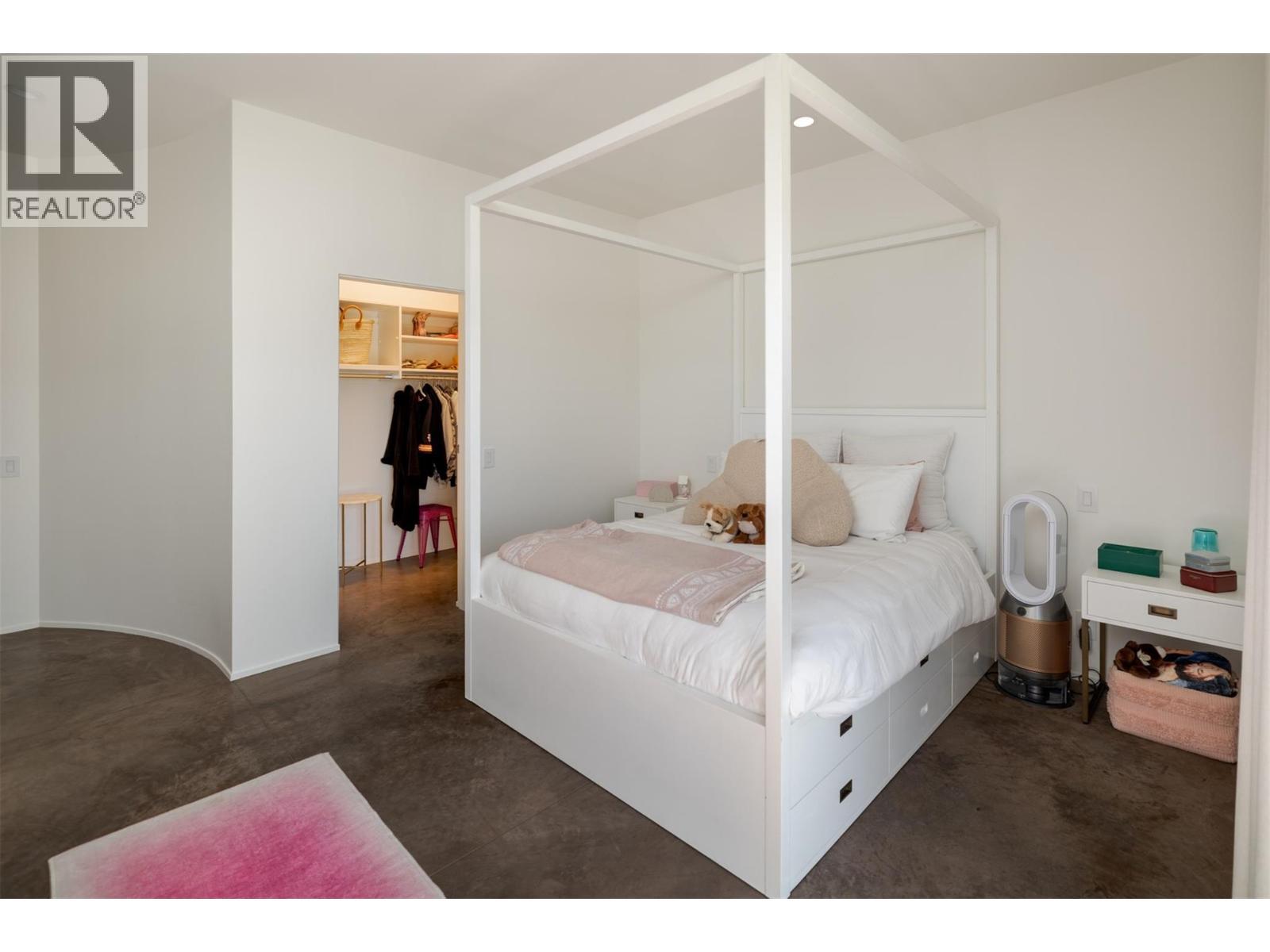 4840 Lakeshore Road, Kelowna, BC - Indoor Photo Showing Bedroom