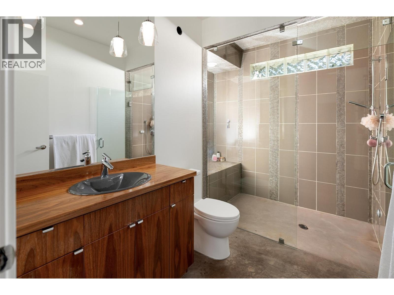 4840 Lakeshore Road, Kelowna, BC - Indoor Photo Showing Bathroom