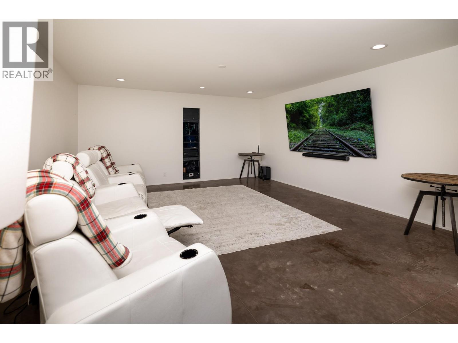 4840 Lakeshore Road, Kelowna, BC - Indoor