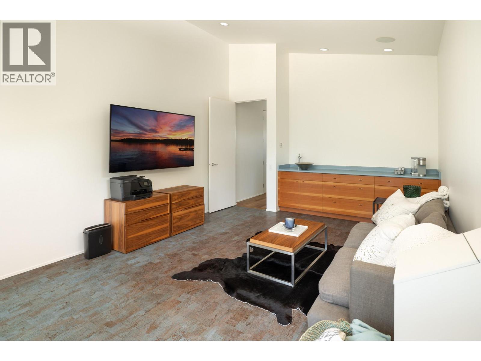 4840 Lakeshore Road, Kelowna, BC - Indoor Photo Showing Living Room