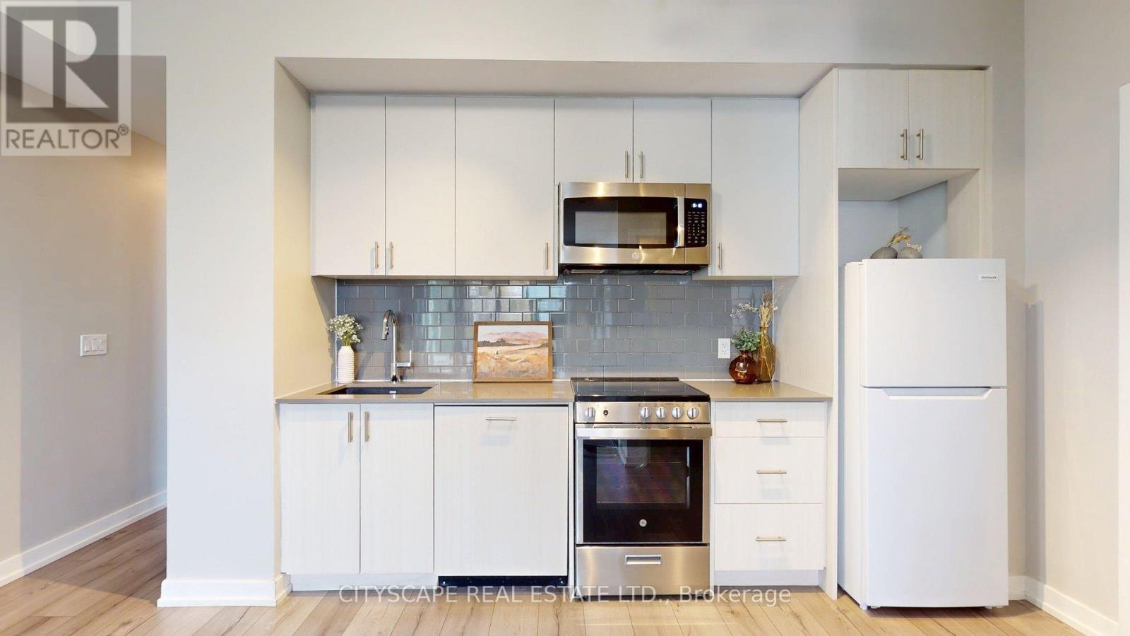 303 - 1195 The Queens Way, Toronto, ON - Indoor Photo Showing Kitchen