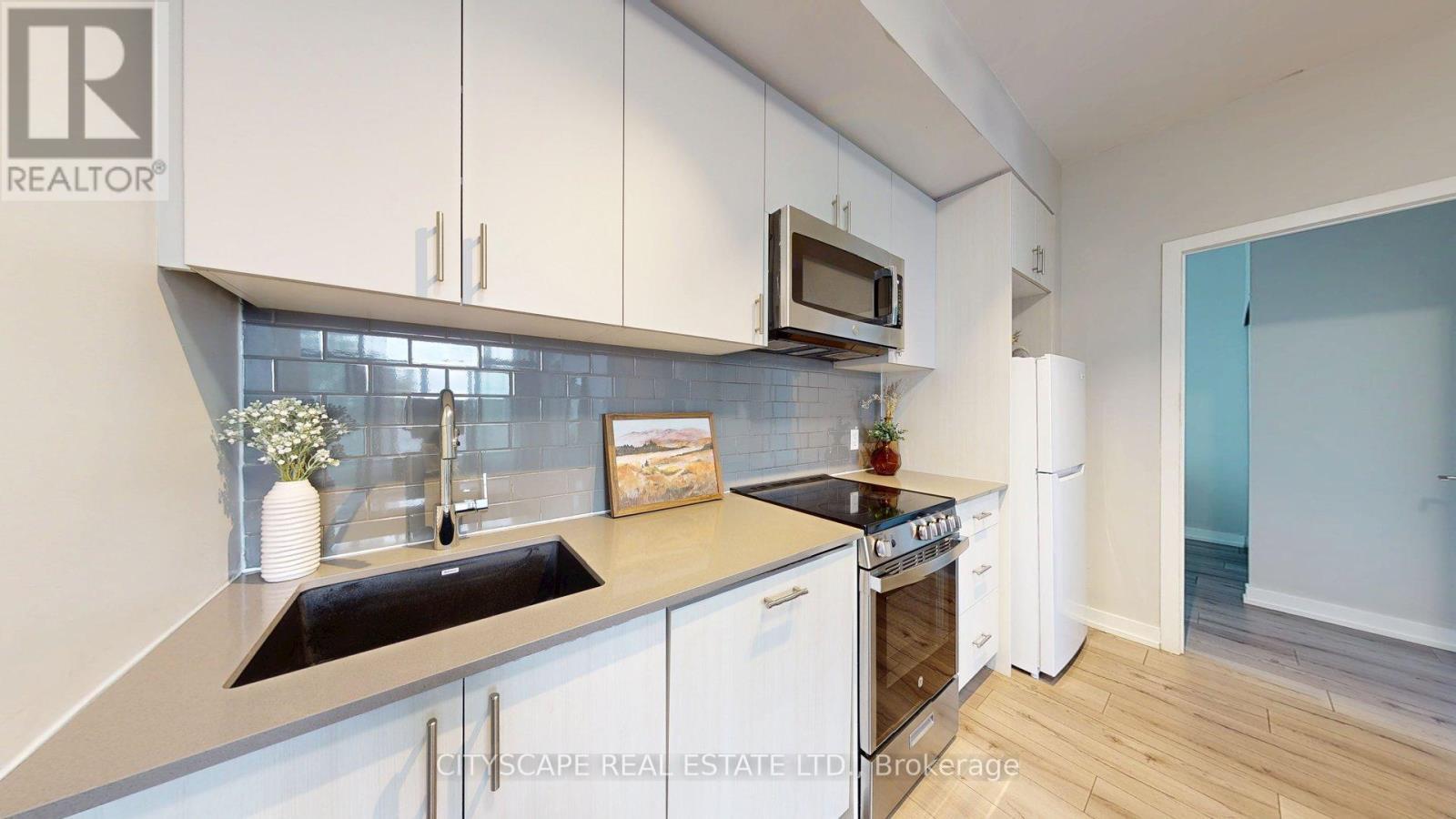 303 - 1195 The Queens Way, Toronto, ON - Indoor Photo Showing Kitchen