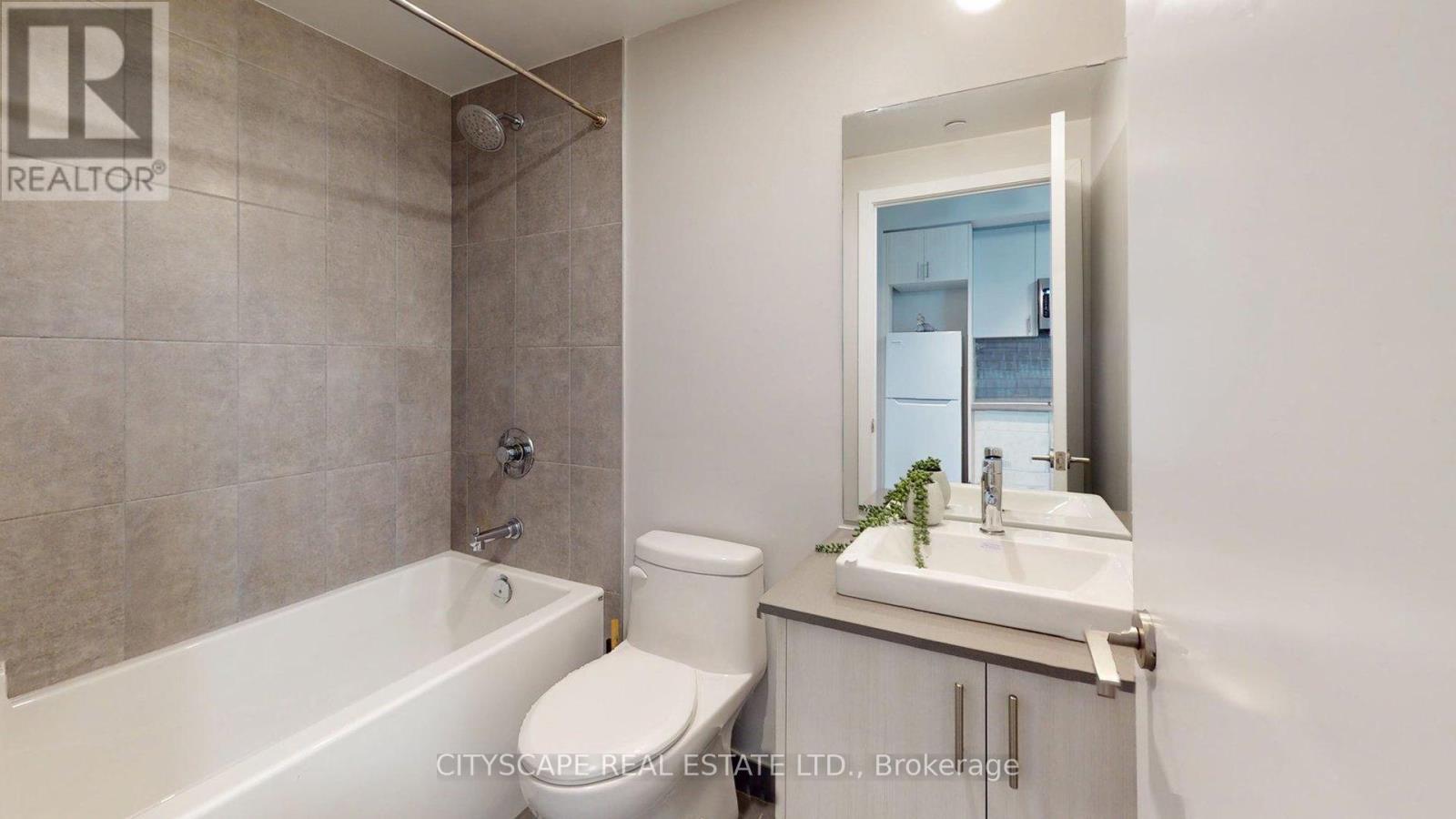 303 - 1195 The Queens Way, Toronto, ON - Indoor Photo Showing Bathroom