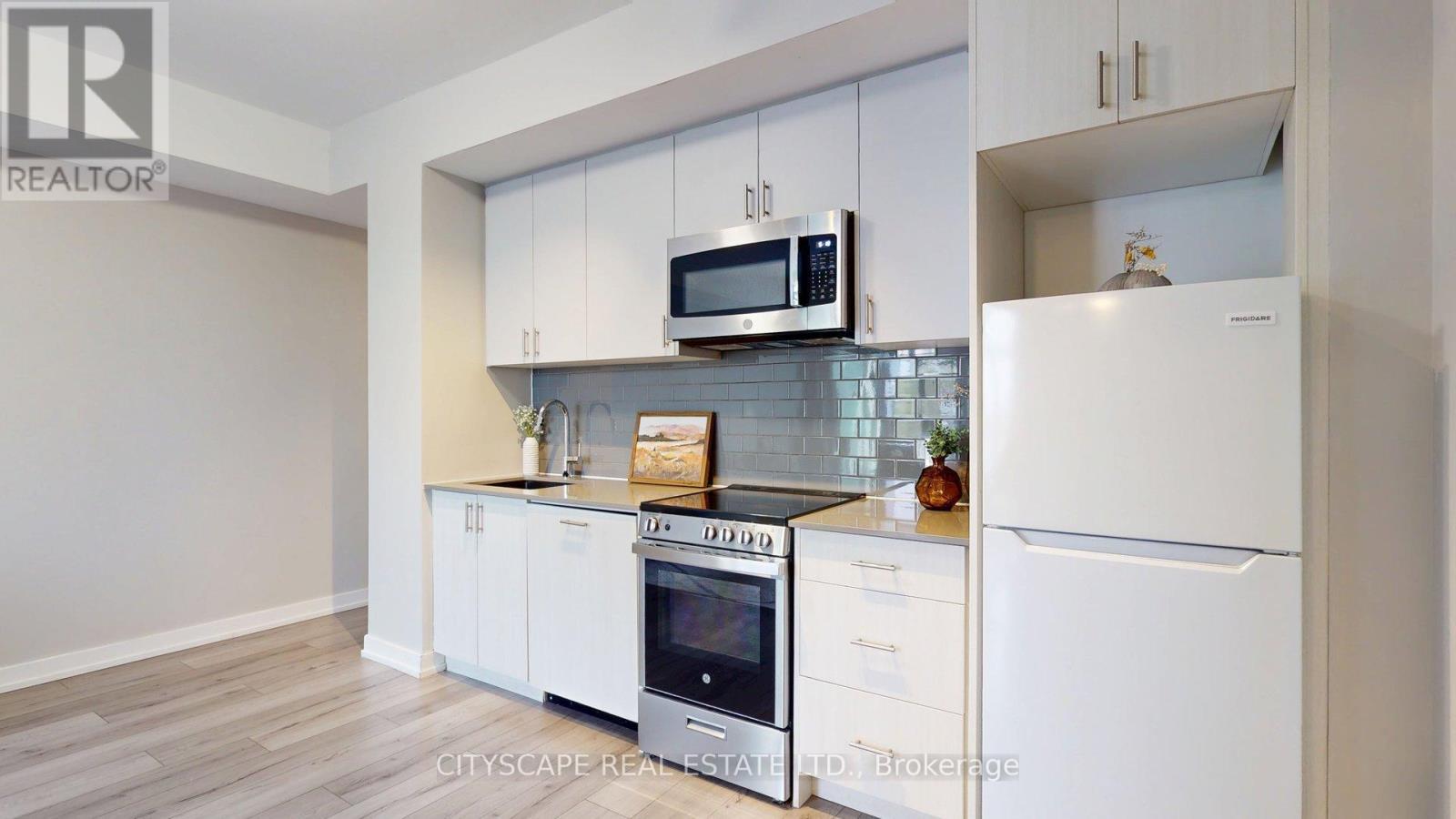 303 - 1195 The Queens Way, Toronto, ON - Indoor Photo Showing Kitchen