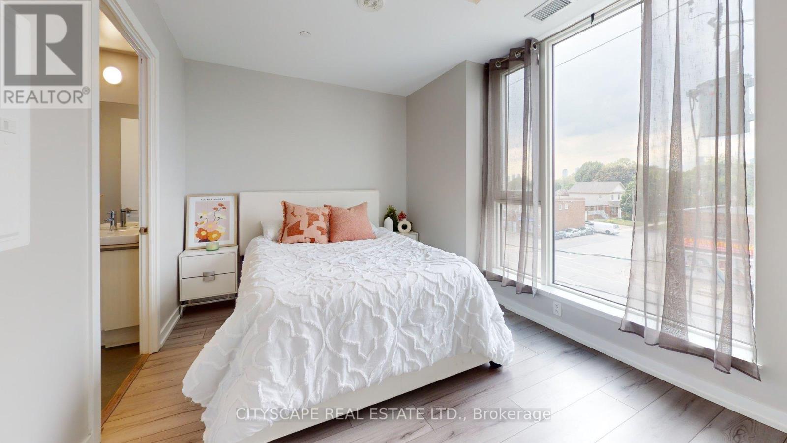 303 - 1195 The Queens Way, Toronto, ON - Indoor Photo Showing Bedroom