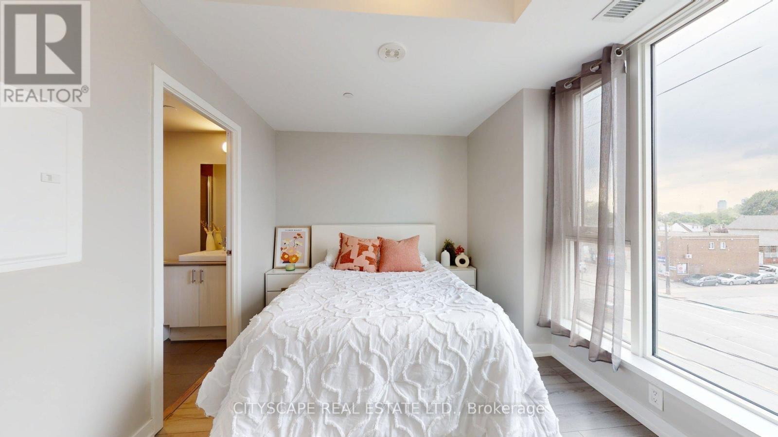 303 - 1195 The Queens Way, Toronto, ON - Indoor Photo Showing Bedroom