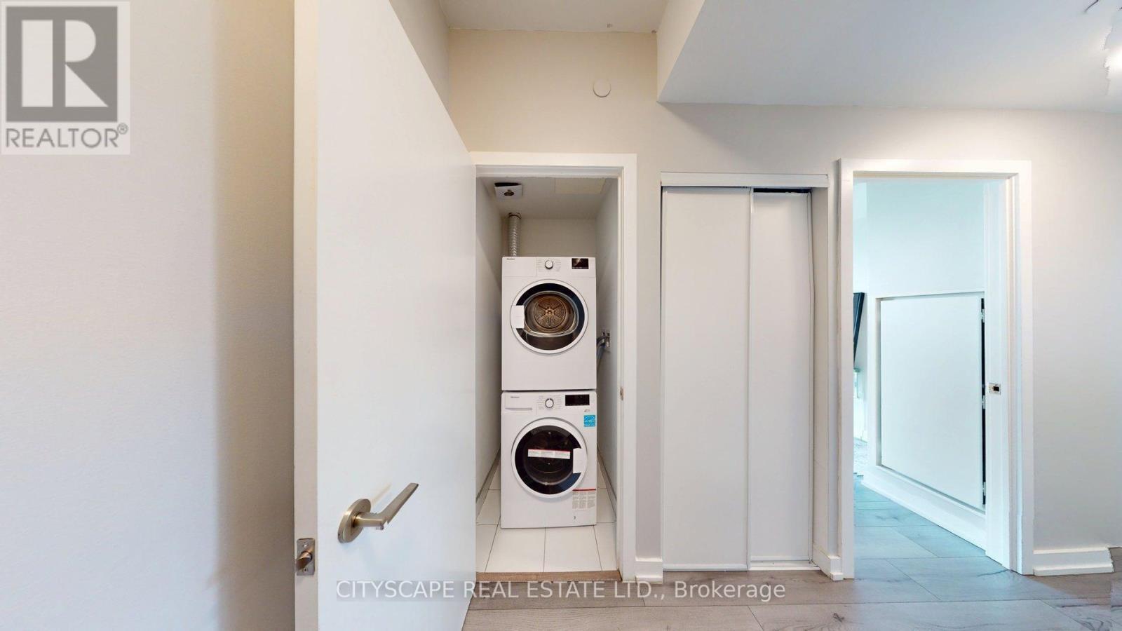 303 - 1195 The Queens Way, Toronto, ON - Indoor Photo Showing Laundry Room