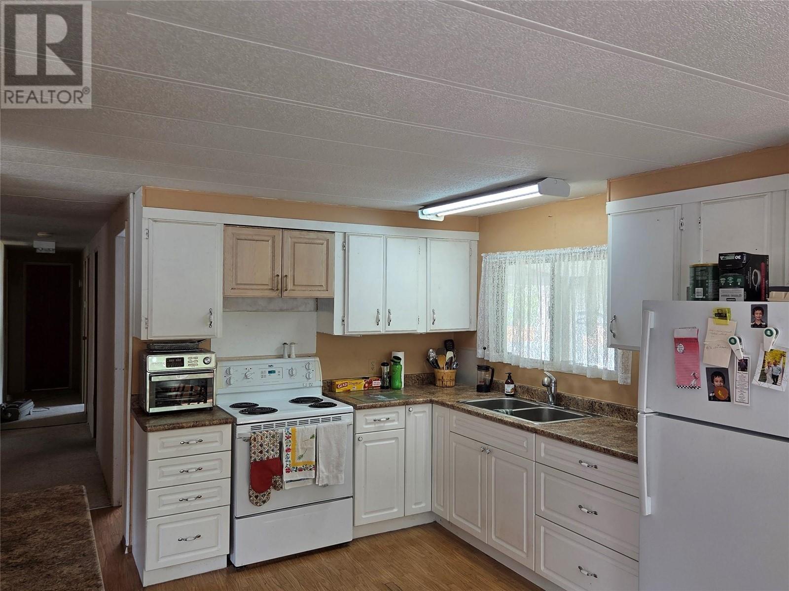 405 Vanderlinde Drive, Keremeos, BC - Indoor Photo Showing Kitchen With Double Sink