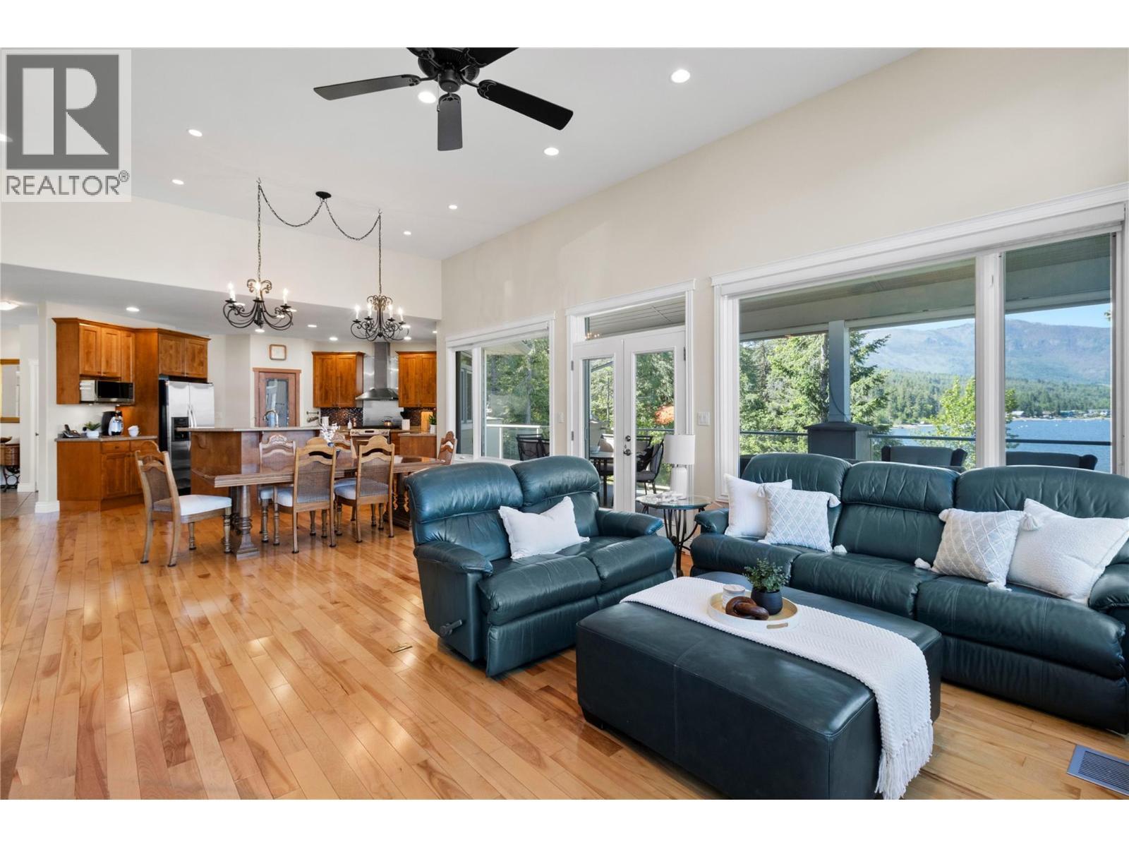 3011 Durham Road, Blind Bay, BC - Indoor Photo Showing Living Room