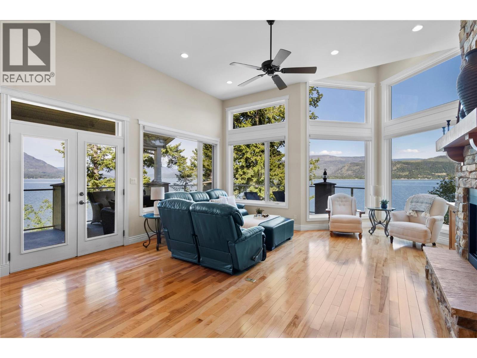 3011 Durham Road, Blind Bay, BC - Indoor Photo Showing Living Room
