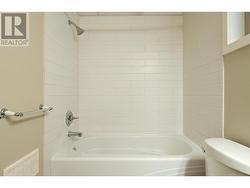 Tub/shower in the main bathroom -