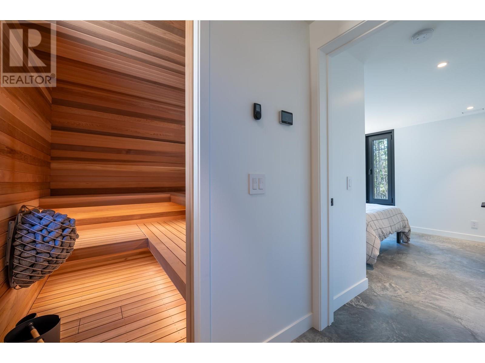 2060 Mcmurdo Road, Golden, BC - Indoor Photo Showing Other Room