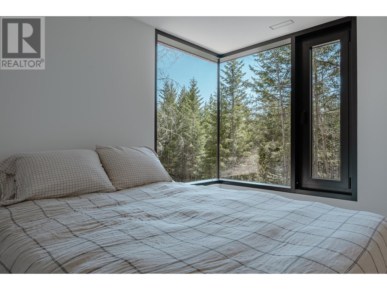 2060 Mcmurdo Road, Golden, BC - Indoor Photo Showing Bedroom