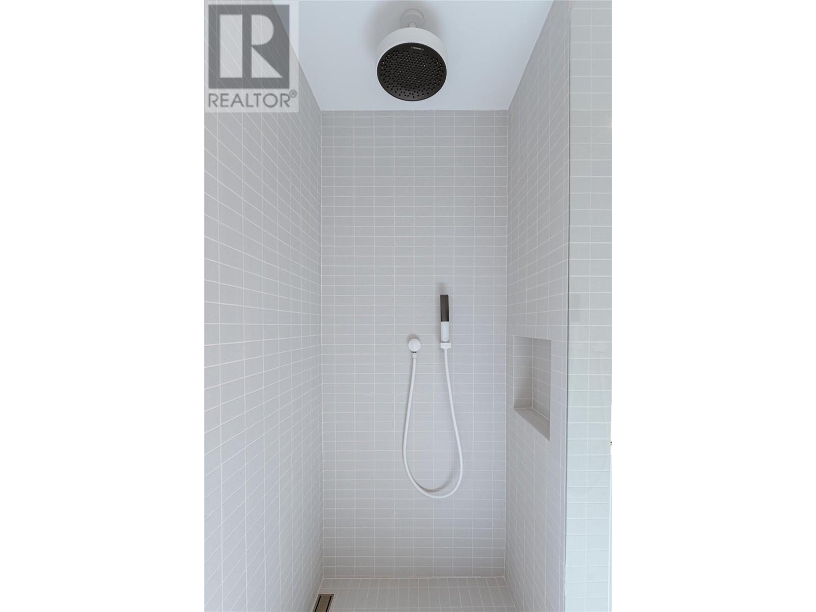 2060 Mcmurdo Road, Golden, BC - Indoor Photo Showing Bathroom