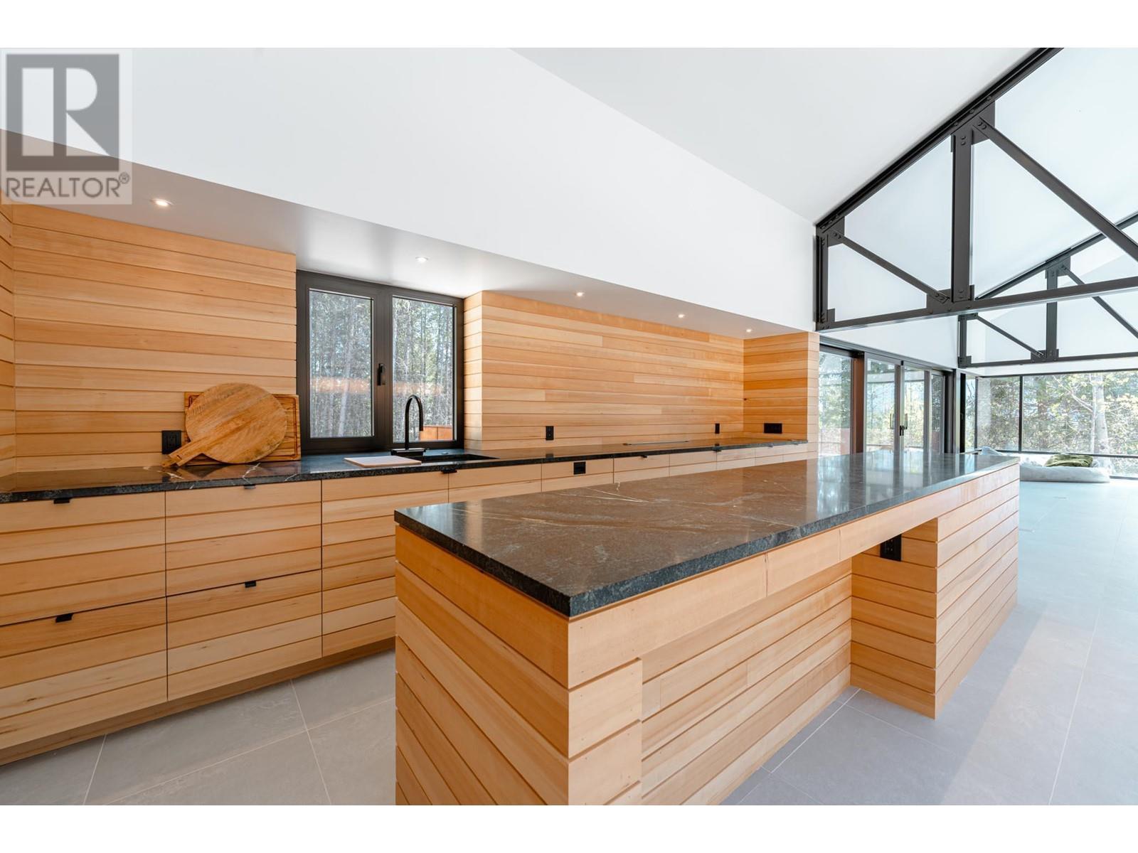 2060 Mcmurdo Road, Golden, BC - Indoor Photo Showing Other Room