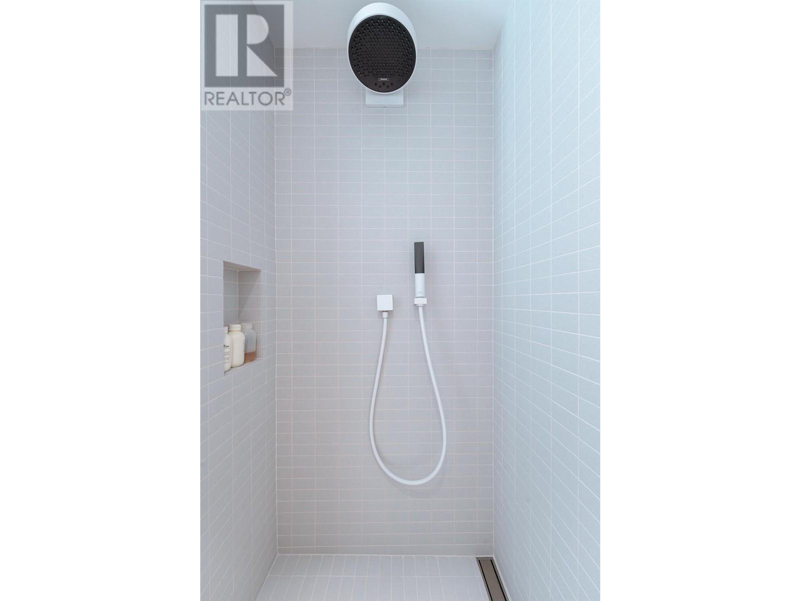 2060 Mcmurdo Road, Golden, BC - Indoor Photo Showing Bathroom