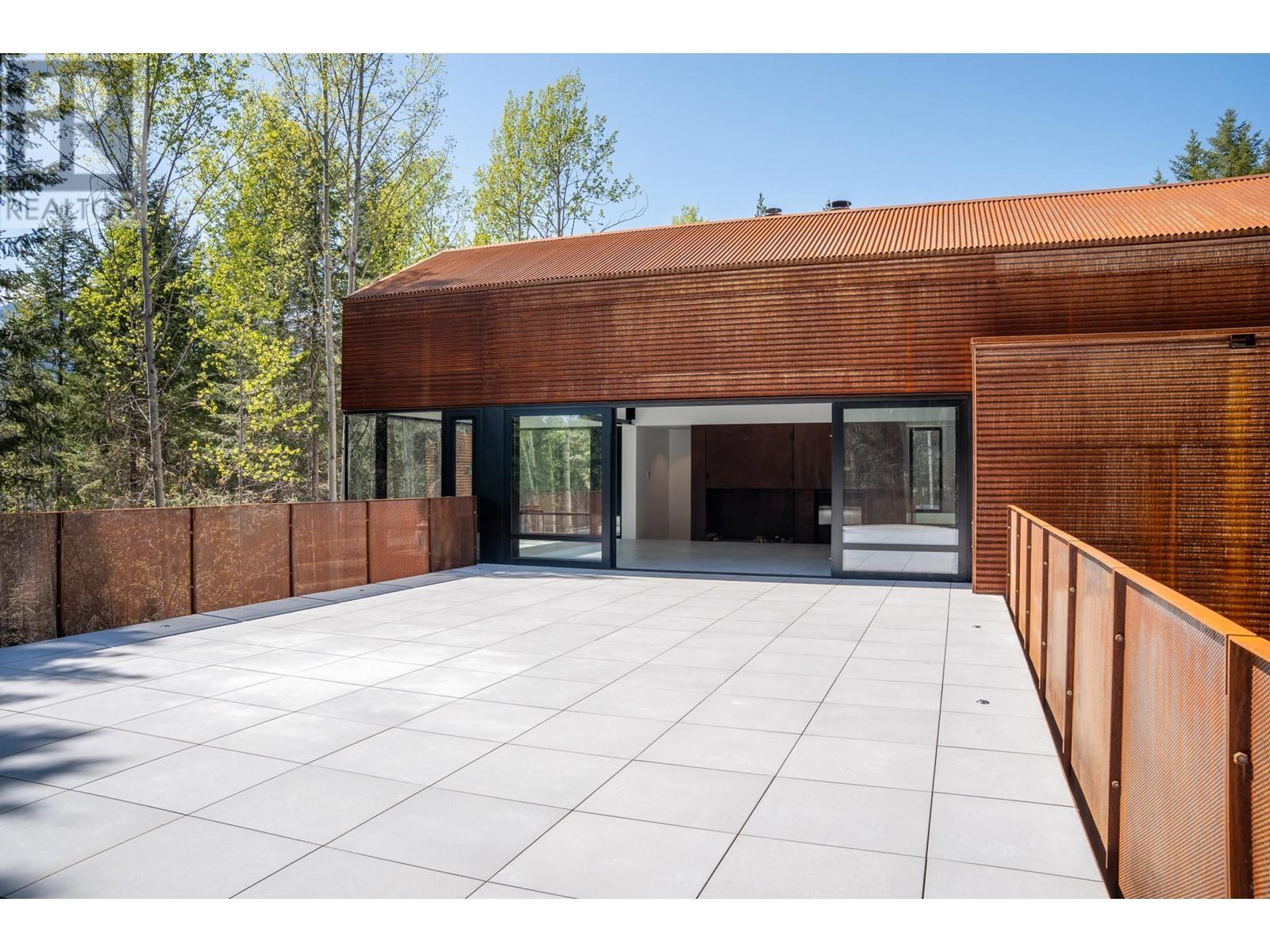 2060 Mcmurdo Road, Golden, BC - Outdoor With Exterior