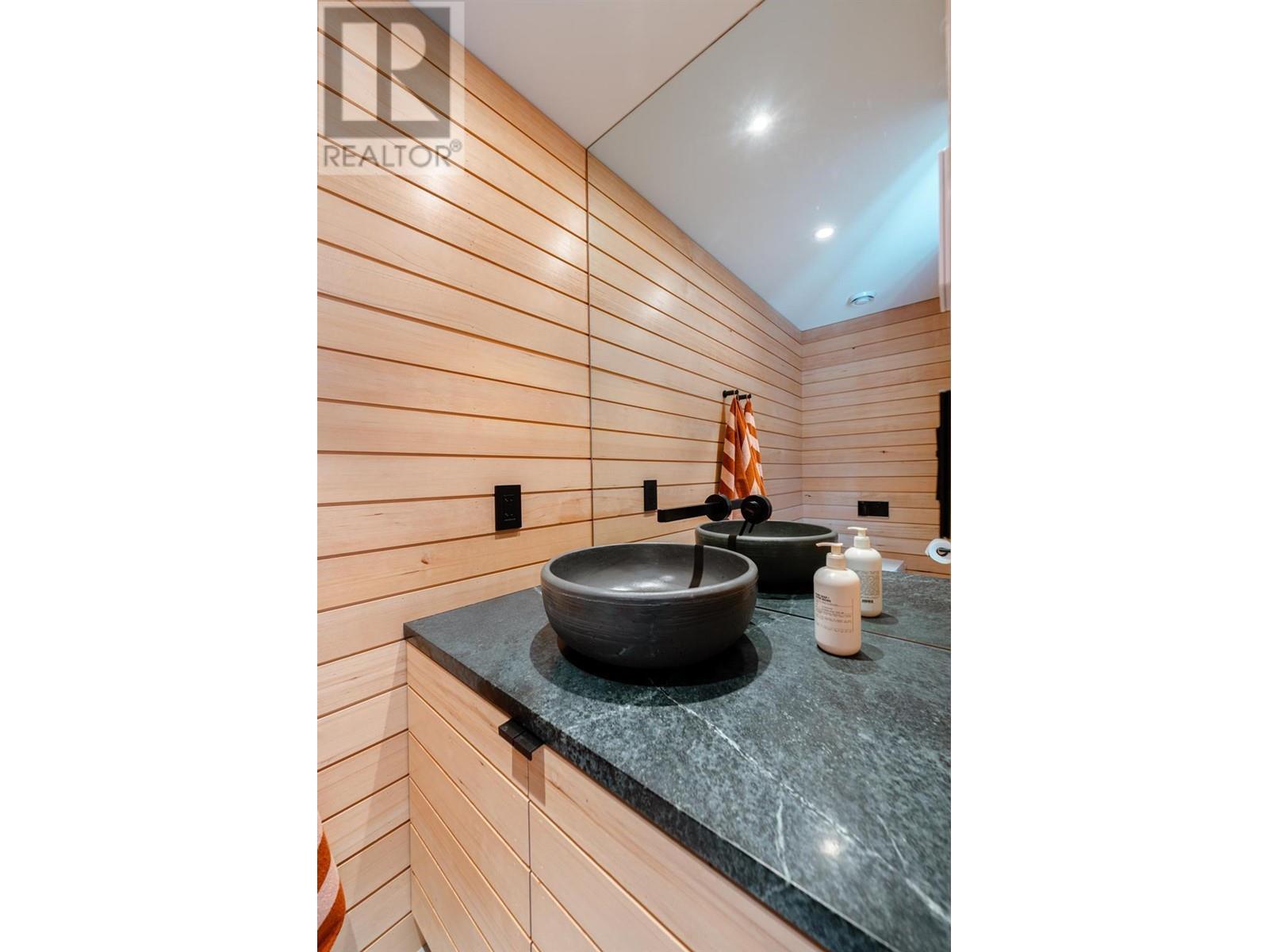 2060 Mcmurdo Road, Golden, BC - Indoor