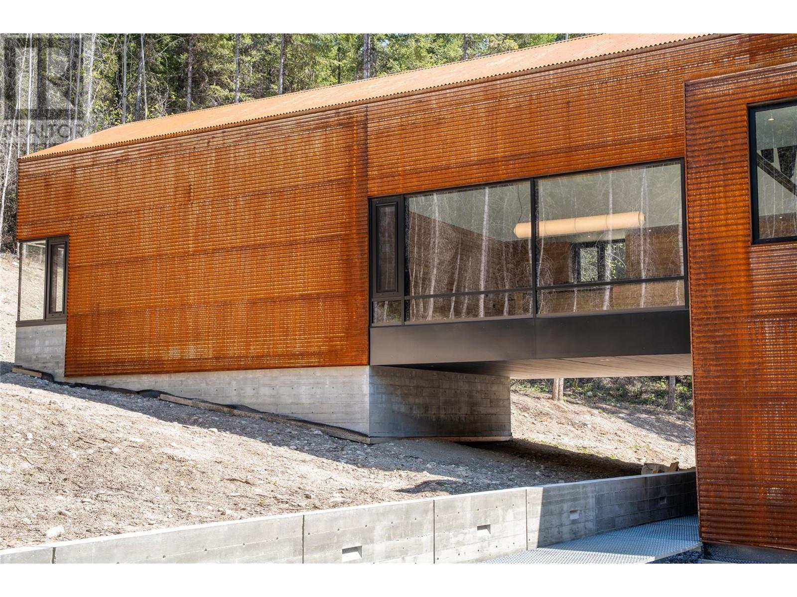 2060 Mcmurdo Road, Golden, BC - Outdoor With Exterior