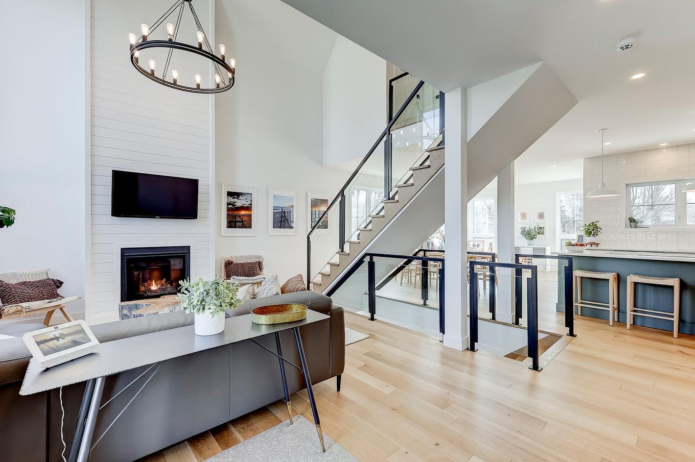 Salon - 530 Rue Pierre-Lebeau, Farnham, QC - Indoor With Fireplace