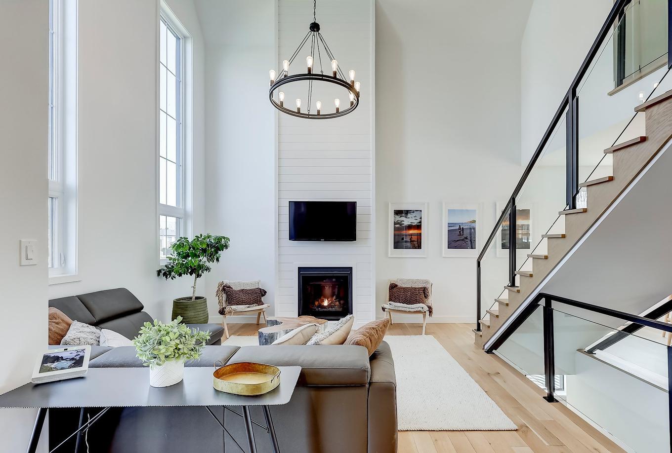 Salon - 530 Rue Pierre-Lebeau, Farnham, QC - Indoor With Fireplace