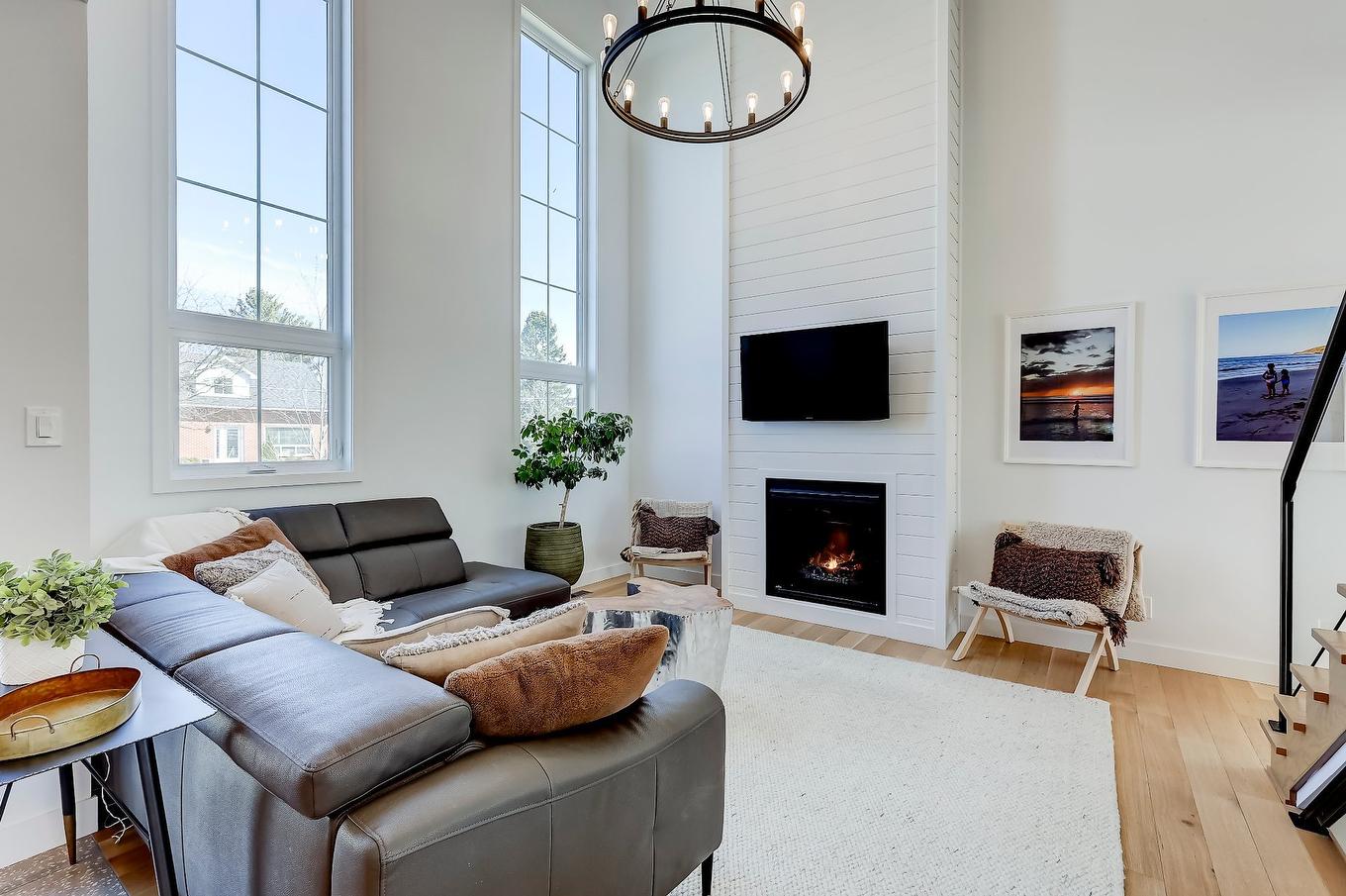 Salon - 530 Rue Pierre-Lebeau, Farnham, QC - Indoor Photo Showing Living Room With Fireplace