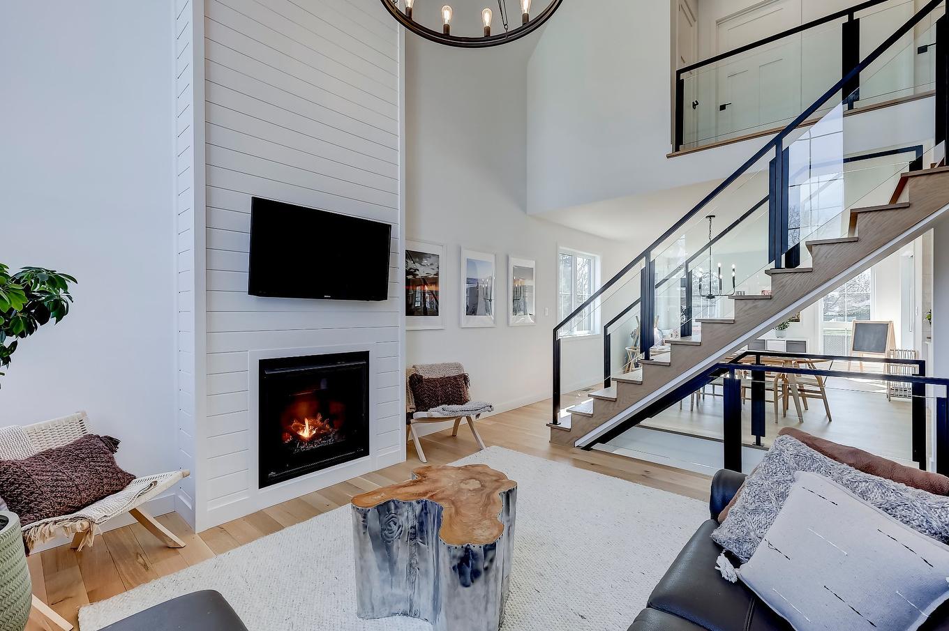Salon - 530 Rue Pierre-Lebeau, Farnham, QC - Indoor Photo Showing Living Room With Fireplace